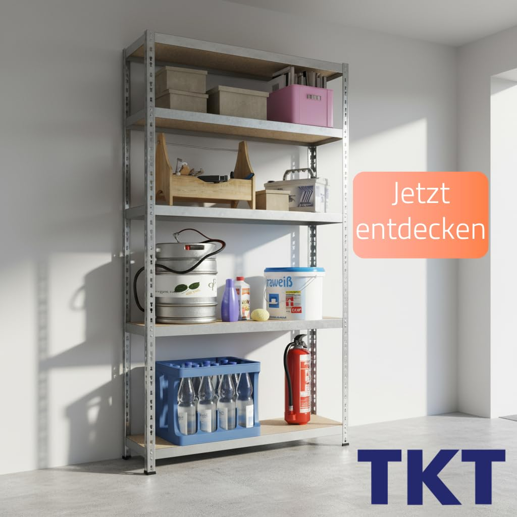 Ein Metallregal mit fünf Böden, gefüllt mit Kisten, Werkzeugen, einem Fass, einem Eimer, Wasserflaschen und einem Feuerlöscher.