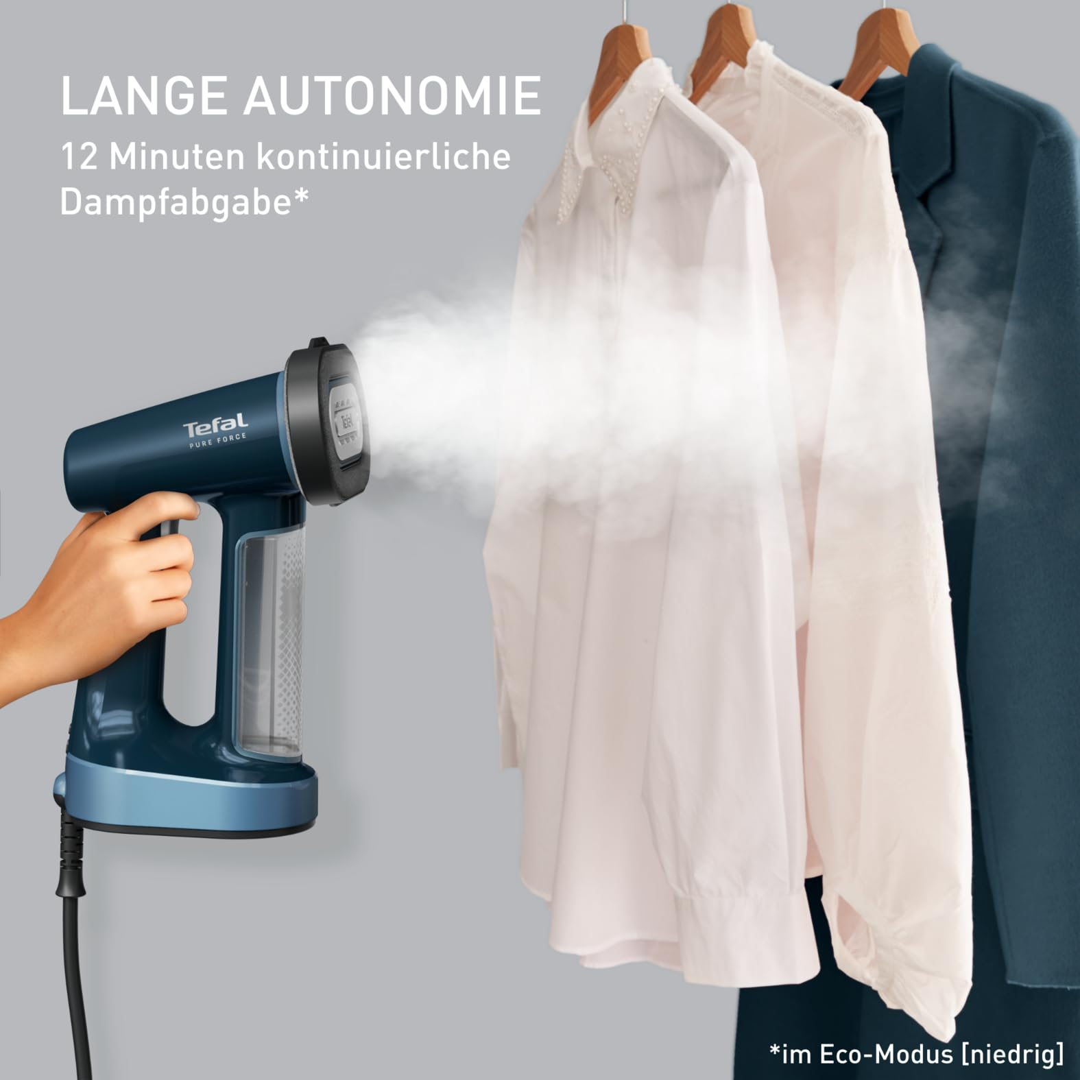 Hand hält blauen Tefal-Dampfglätter, der Dampf auf hängende weiße Blusen sprüht. Text im Hintergrund.