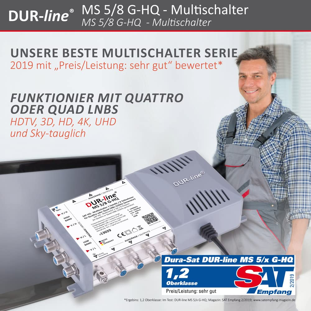 Un technicien souriant tient un commutateur multiple DUR-line MS 5/8 G-HQ dans une pub.