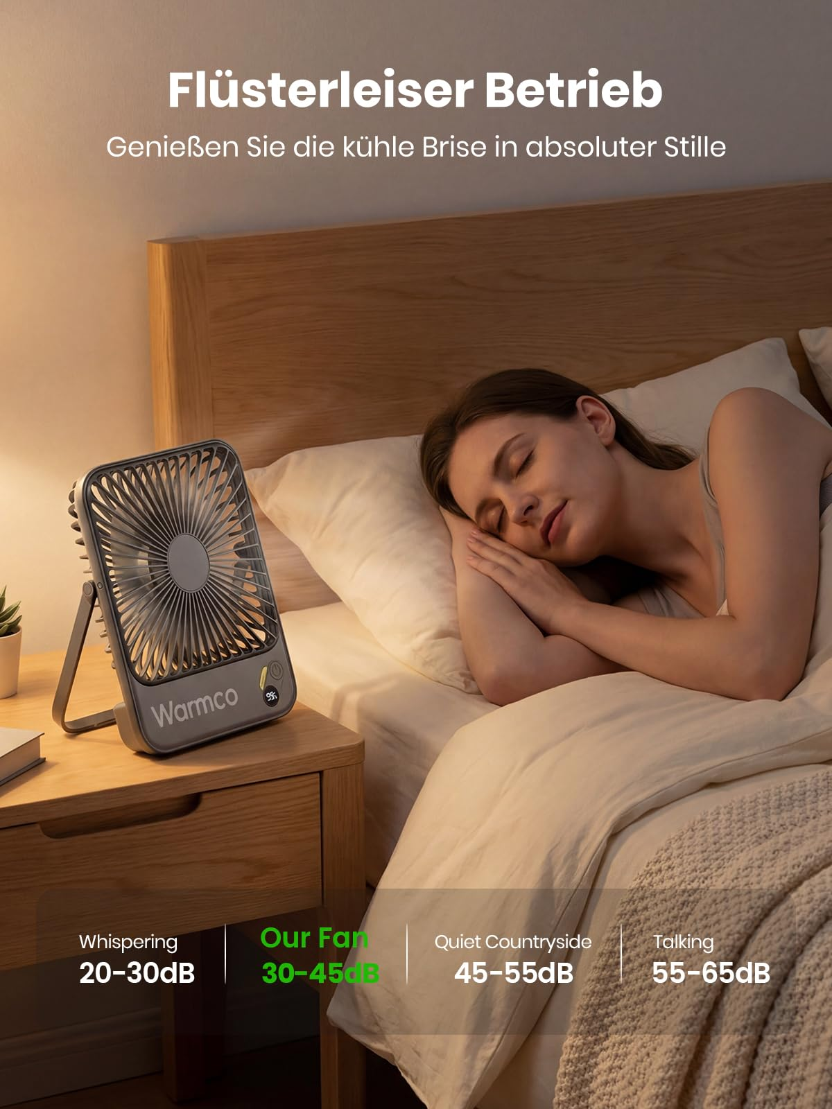 Una donna dorme serenamente a letto mentre un ventilatore Warmco silenzioso è sul comodino.