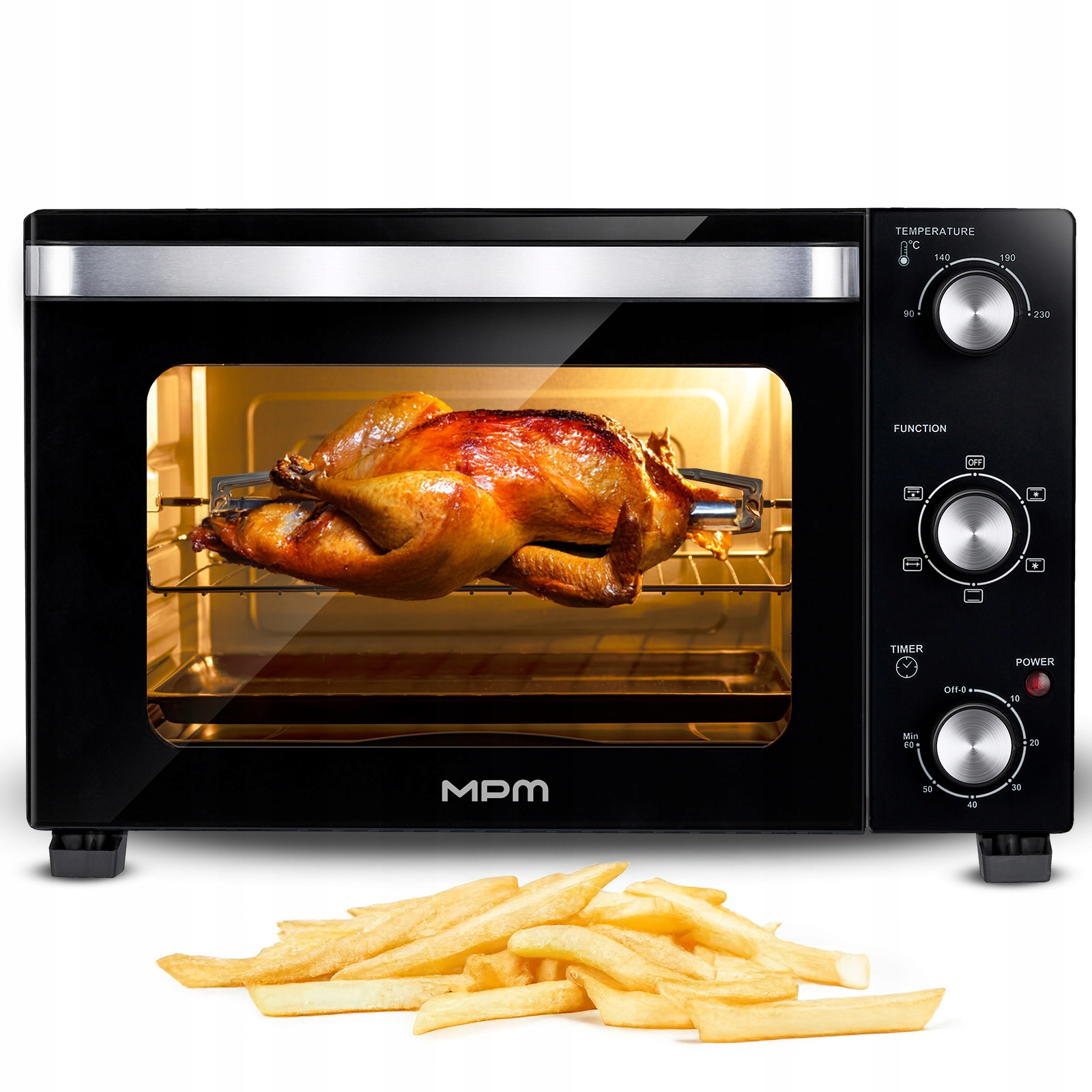 Un forno elettrico nero con pollo arrosto e patatine fritte in primo piano.