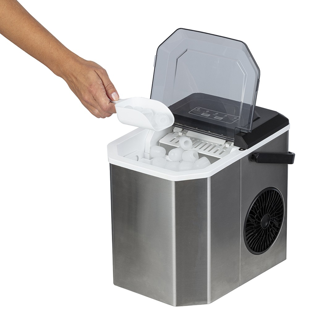 Eine Hand schöpft Eiswürfel aus einer geöffneten Edelstahl-Eiswürfelmaschine.
