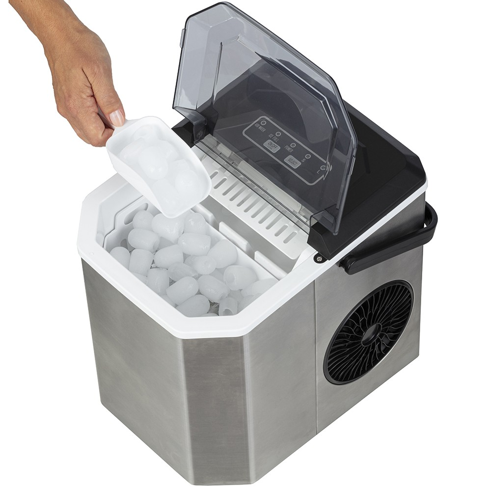 Eine Hand schöpft Eiswürfel aus einer geöffneten Eismaschine mit Edelstahlgehäuse.