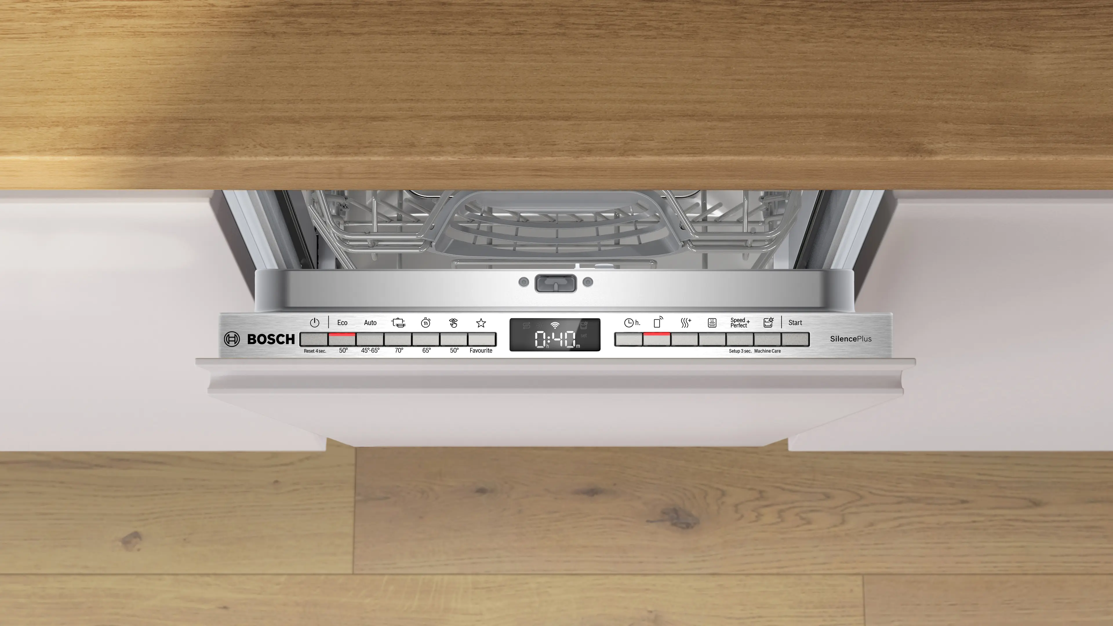 Lavastoviglie Bosch aperta sotto un piano di lavoro in legno con pannello argentato.