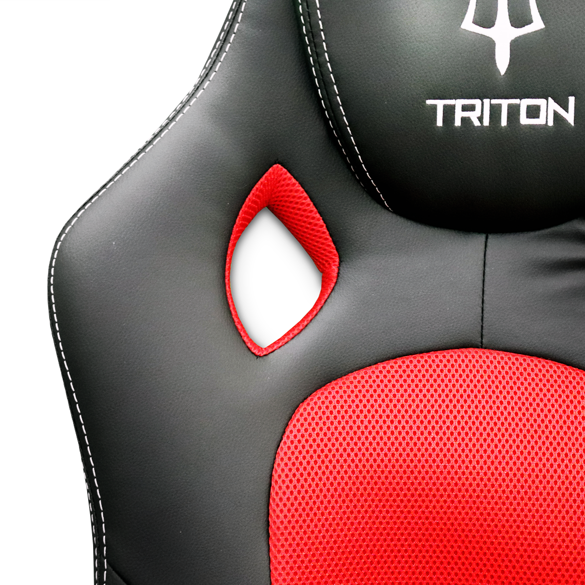 Primo piano dello schienale superiore di una sedia da gaming Triton nera e rossa con cuciture bianche.