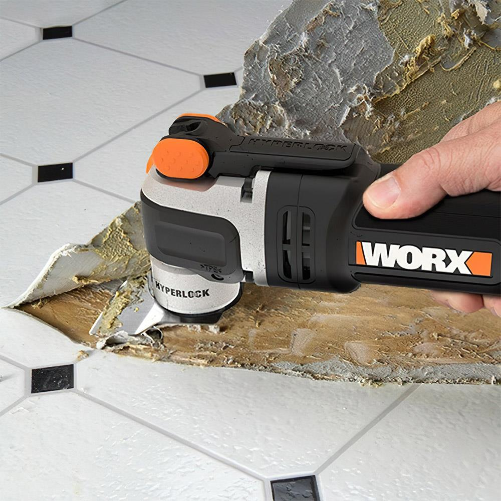 Bir Worx osilasyonlu alet, beyaz ve siyah karolu zeminde linolyum döşemeyi kesiyor.