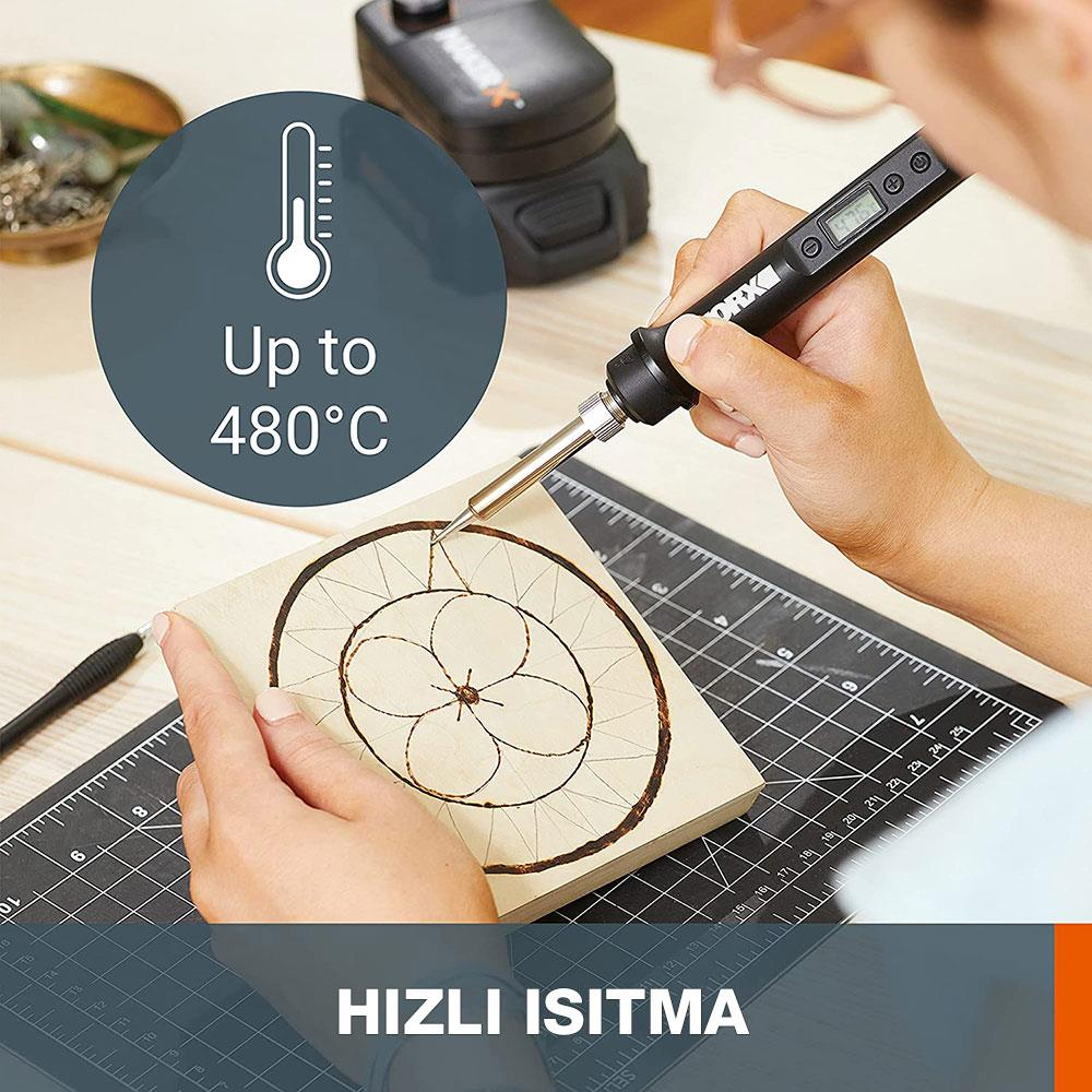 Bir kişi havyayla ahşap üzerine geometrik desen yakıyor.