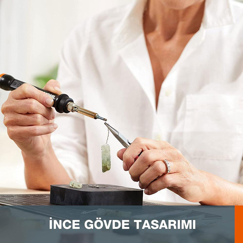 Bir kişi pense ve havya kullanarak küçük yeşil bir takıyı lehimliyor.