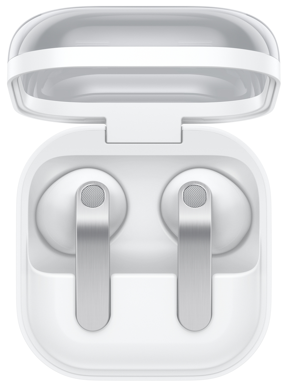 Auriculares inalámbricos blancos con detalles plateados dentro de un estuche de carga abierto.
