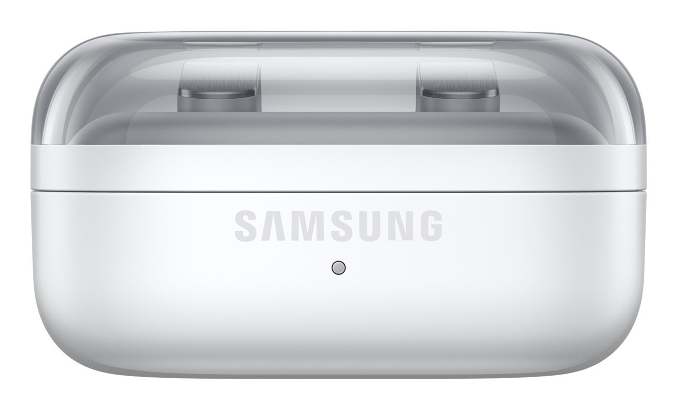 Estuche de carga blanco de Samsung con tapa transparente y auriculares visibles.
