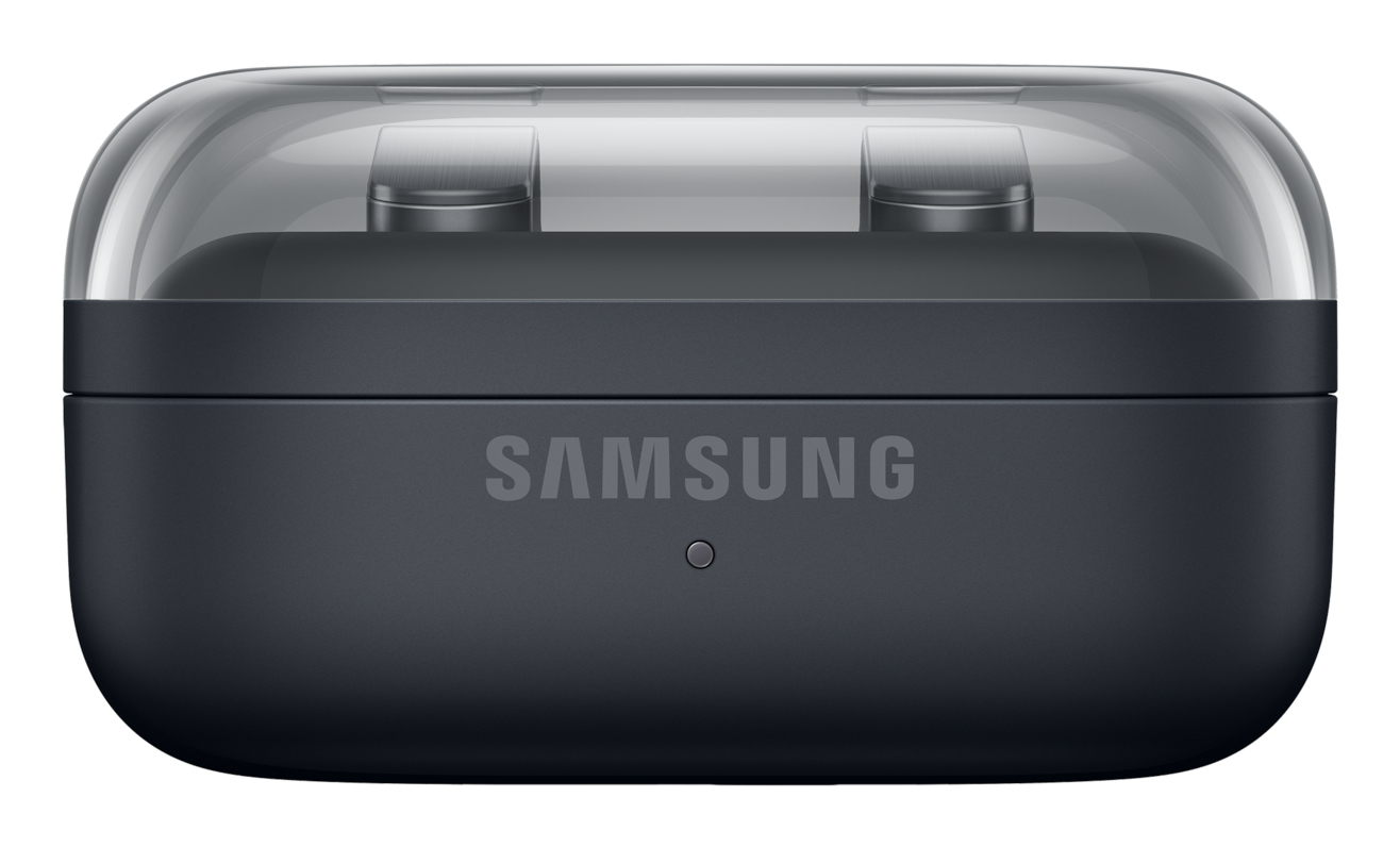 Estuche de carga negro de Samsung con tapa transparente y dos auriculares dentro, sobre fondo blanco.