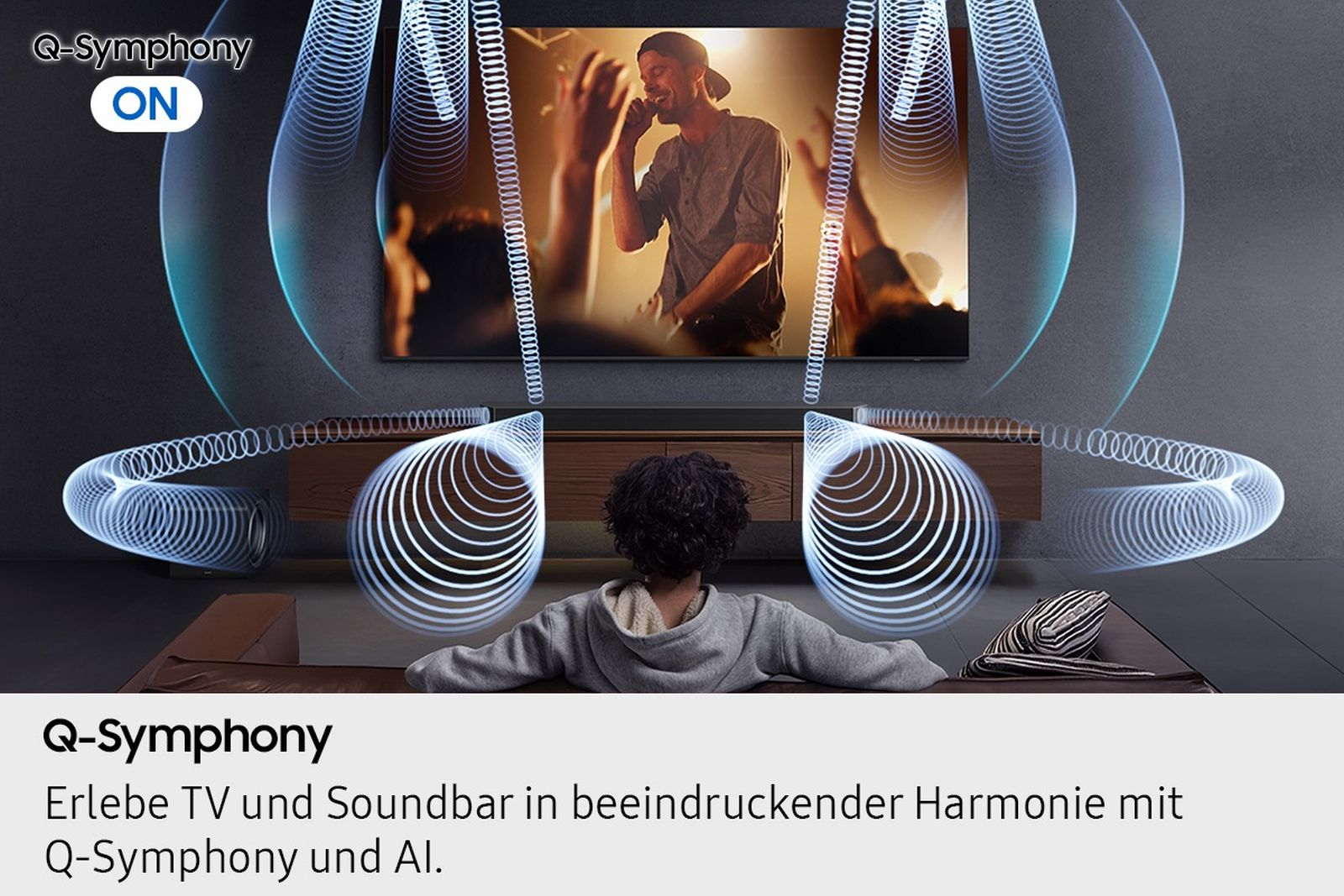 Ein Mensch sitzt vor einem TV mit Soundbar, umgeben von visuellen Klangwellen.