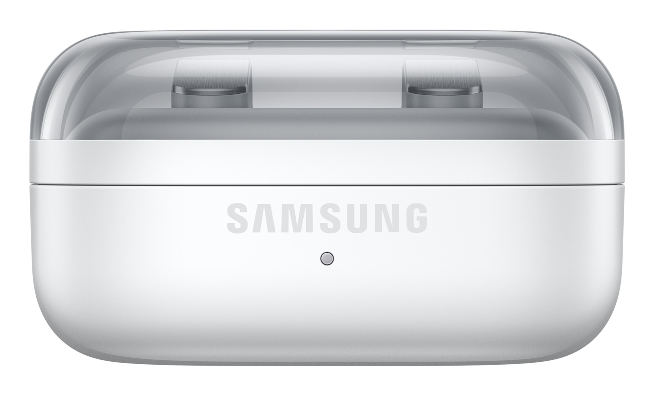 Boîtier de charge Samsung blanc avec couvercle transparent et deux écouteurs à l'intérieur, sur fond blanc.