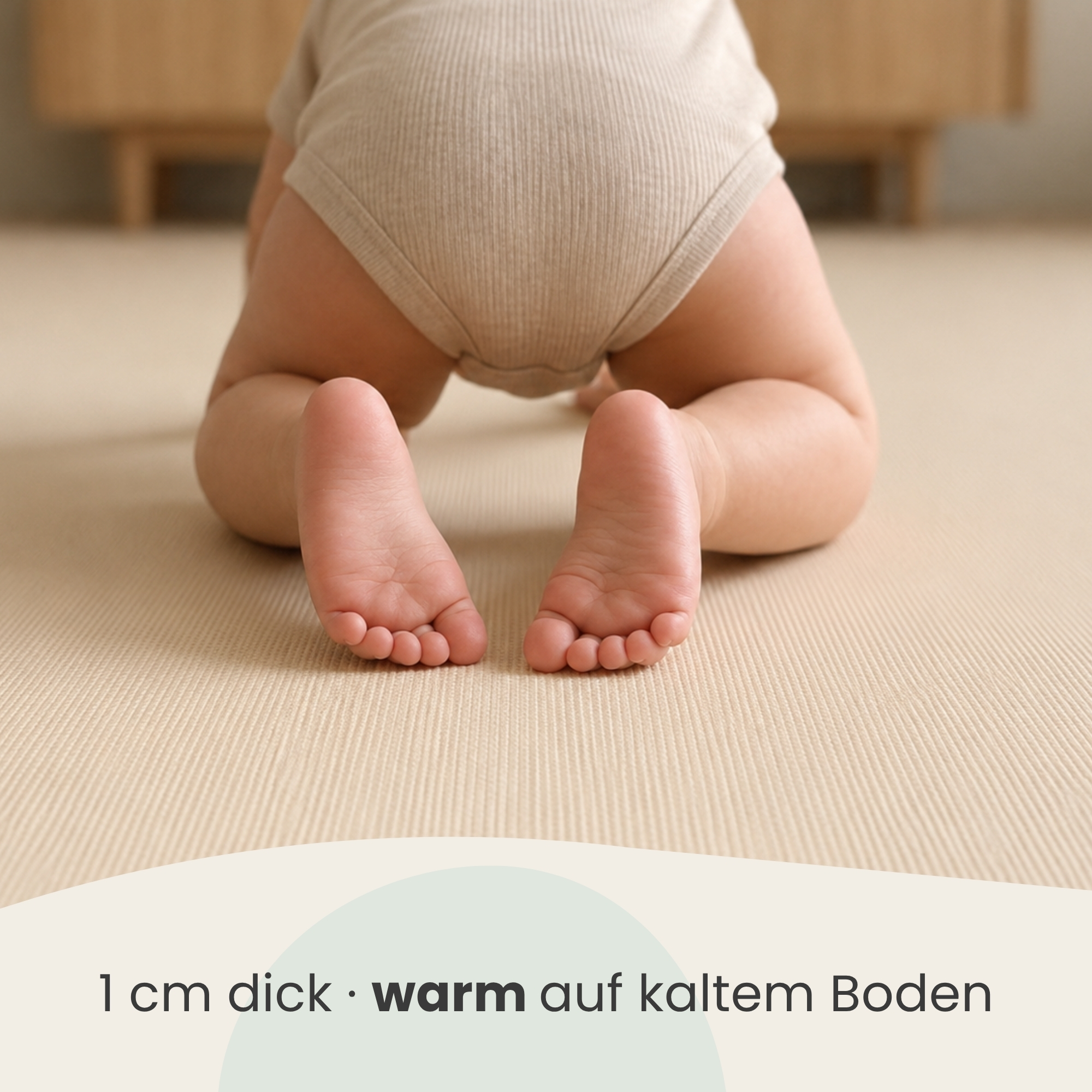 Ein Baby krabbelt auf einem beigen Teppich, im Hintergrund ist ein Holzmöbelstück zu sehen.