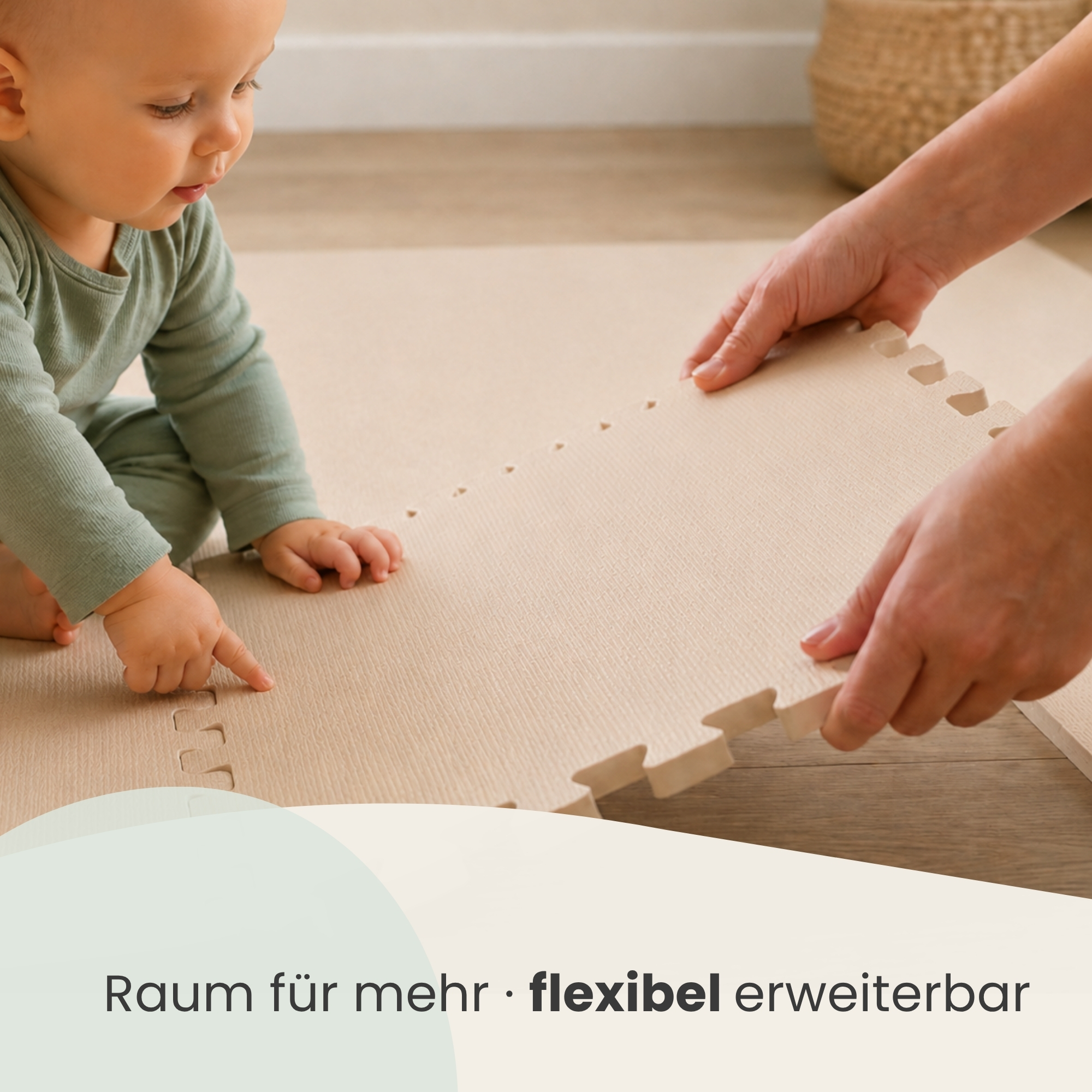 Ein Baby in grüner Kleidung zeigt auf eine beige Puzzlematte, während Hände sie zusammensetzen.