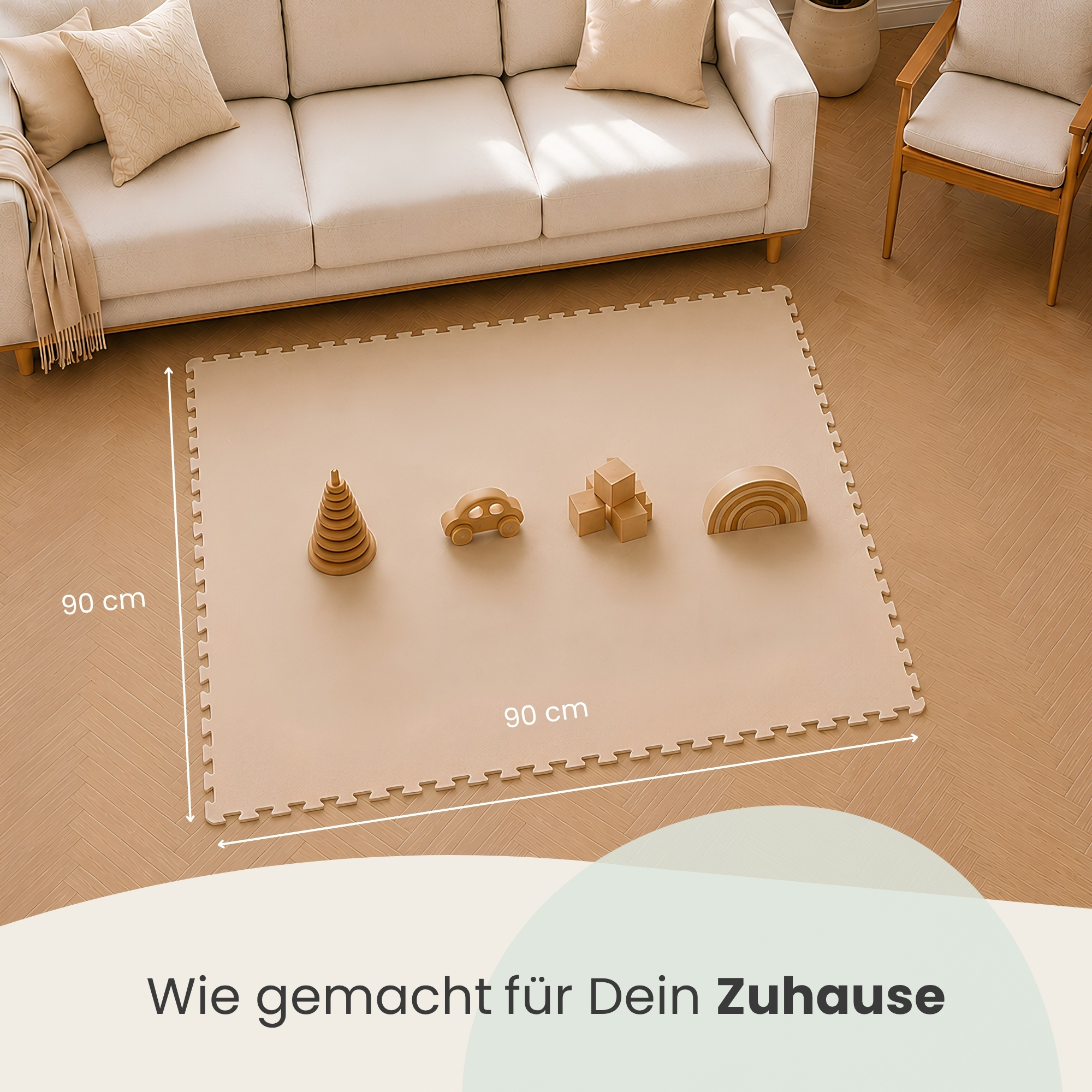 Beige 90x90cm Spielmatte mit Holzspielzeug vor einem Sofa.