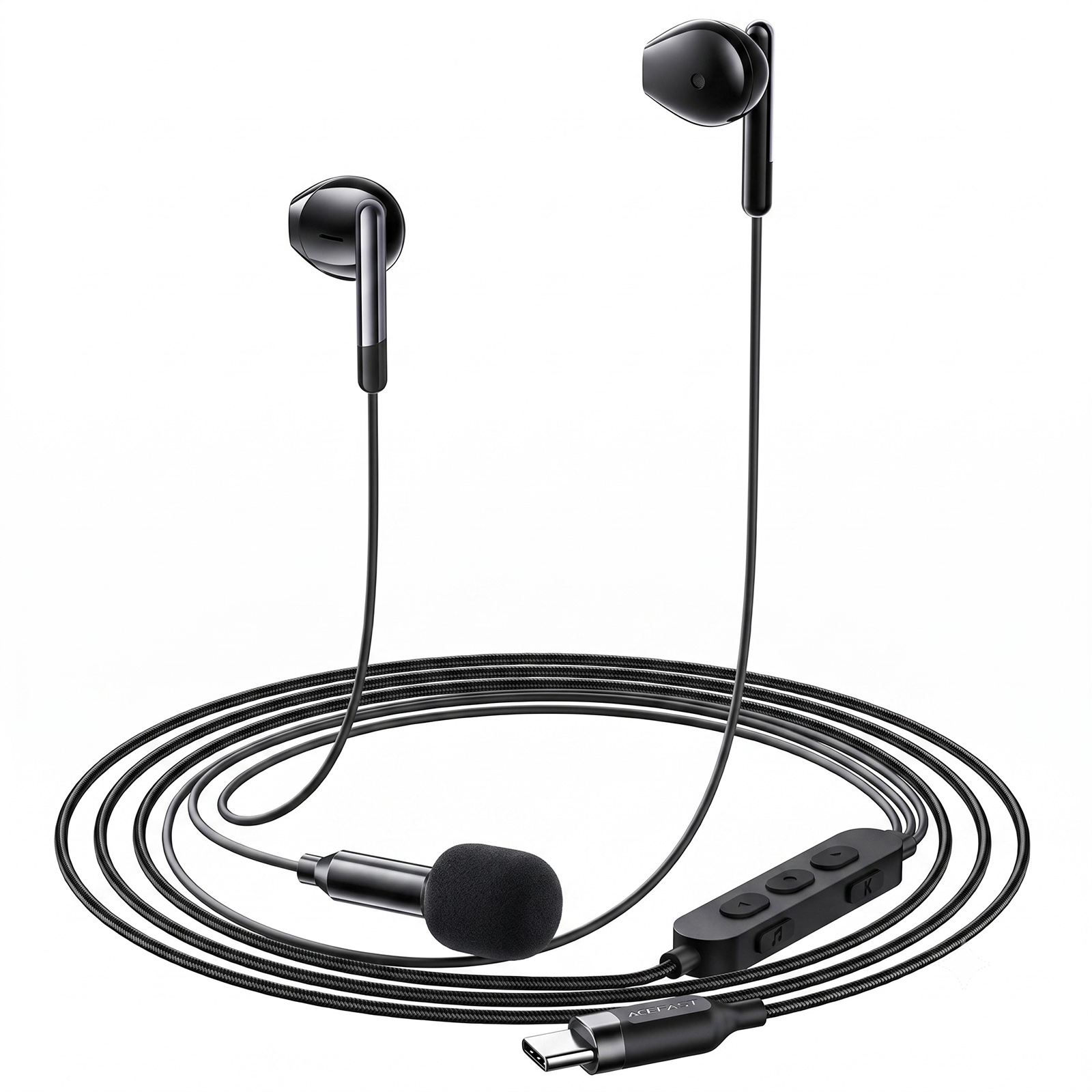 Schwarze In-Ear-Kopfhörer mit Kabel, integriertem Mikrofon mit Schaumstoffschutz und USB-C-Anschluss auf weißem Grund.