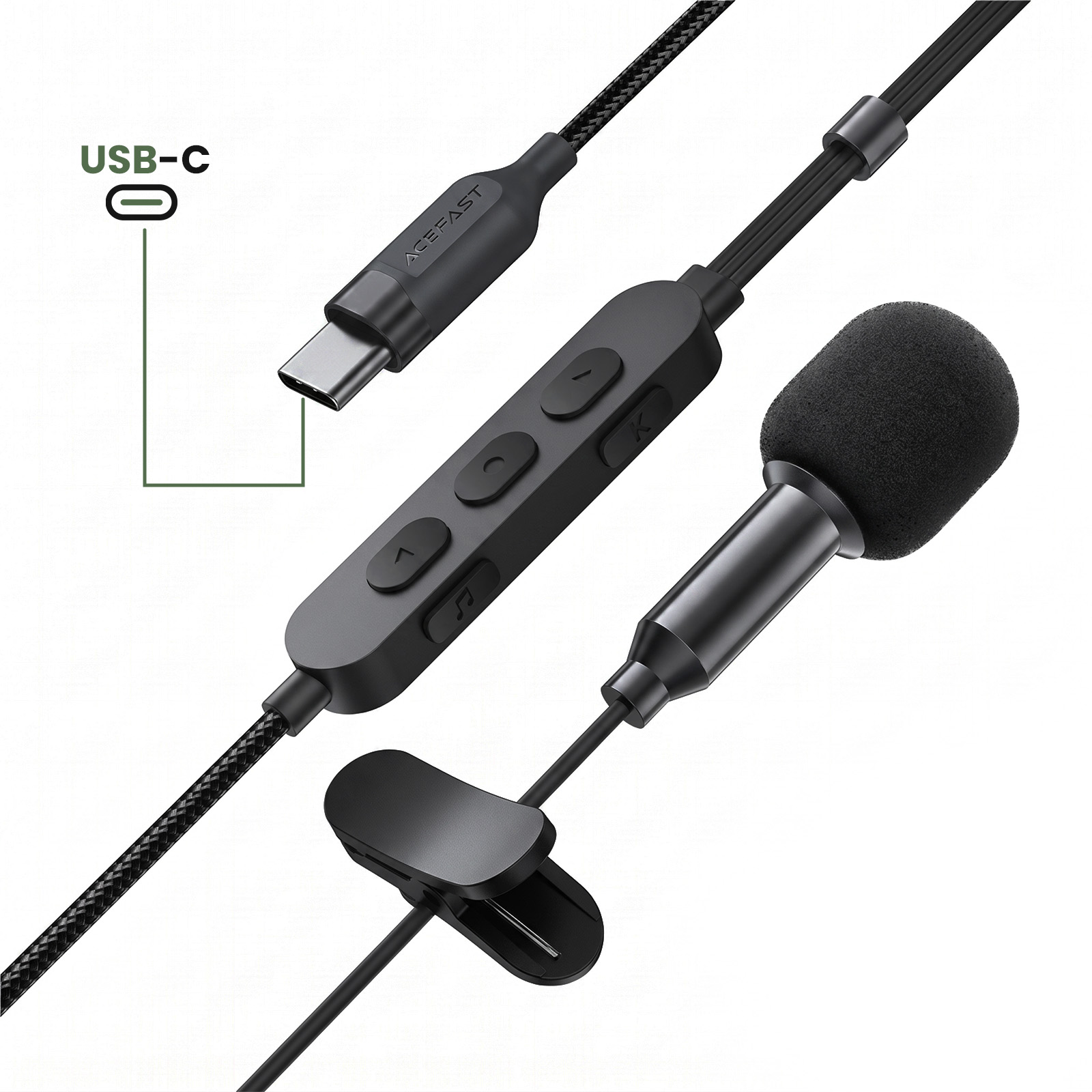 Ein schwarzes USB-C-Ansteckmikrofon mit Steuertasten, Clip und geflochtenem Kabel auf weißem Hintergrund.