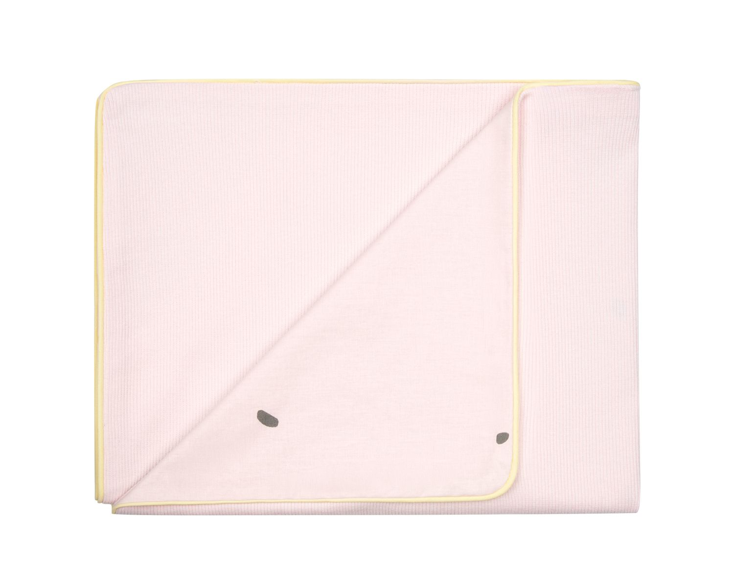 Eine gefaltete rosa Babydecke mit gelbem Rand und kleinen grauen Punkten.