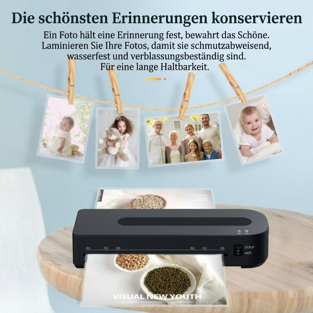 Ein Laminiergerät auf einem Holztisch, im Hintergrund hängen Fotos an einer Leine mit Text.