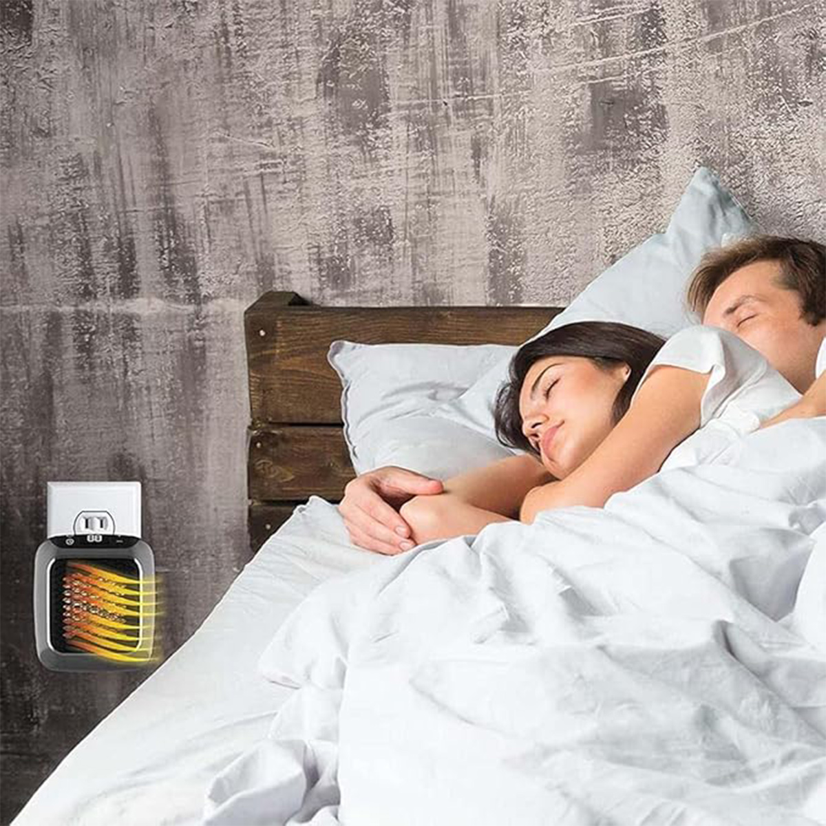 Ein Paar schläft im Bett, während an der Wand ein Steckdosenheizer leuchtet.