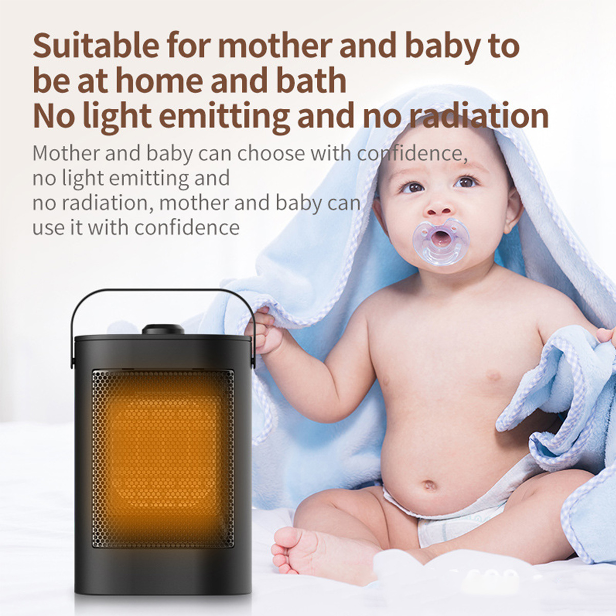 Ein kleiner schwarzer Heizlüfter mit orangefarbenem Licht steht neben einem Baby in einer blauen Decke.