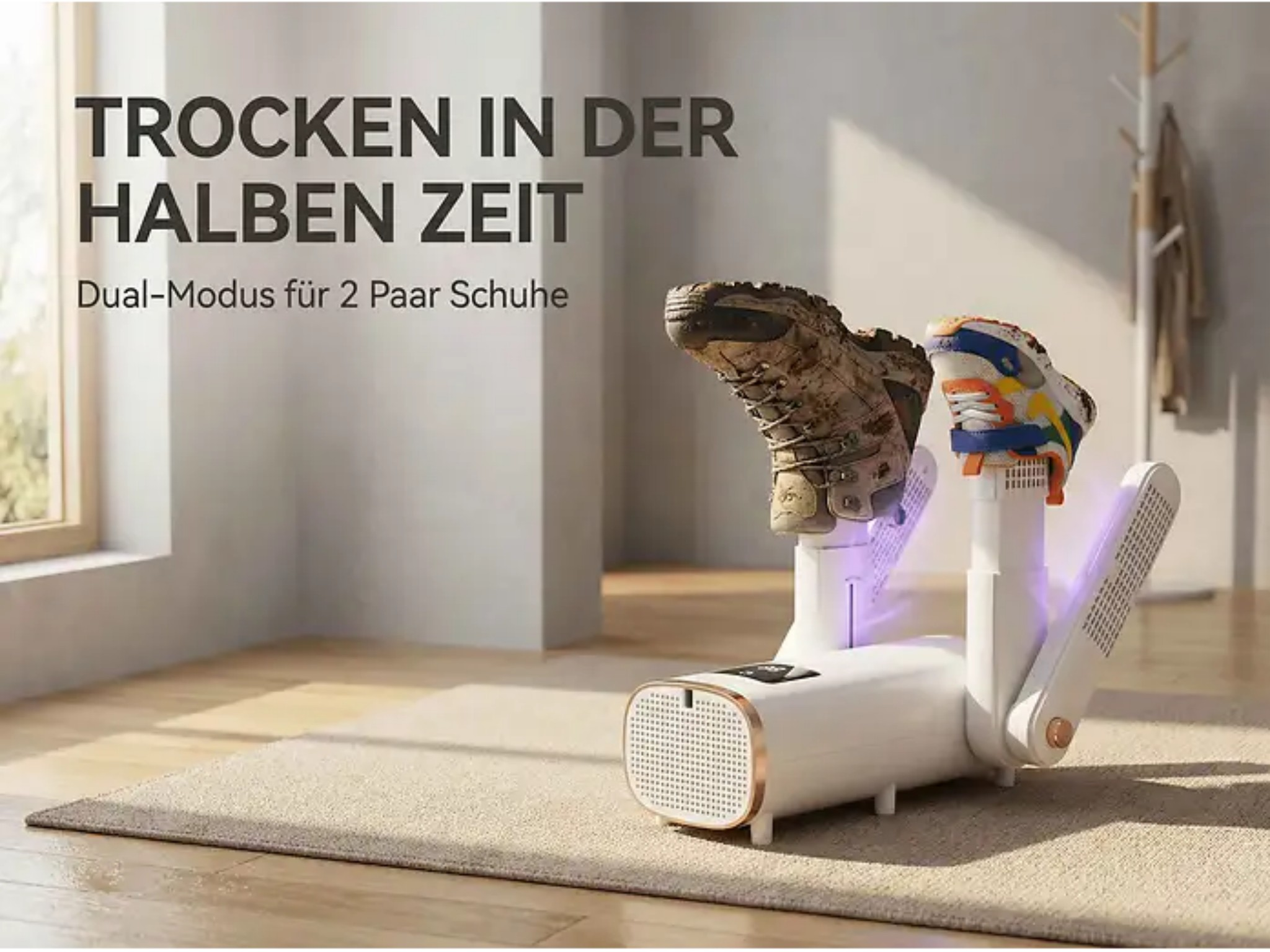 Ein weißes Schuhtrocknungsgerät auf einem Teppich trocknet zwei Paar Schuhe mit Text und blauem Licht.