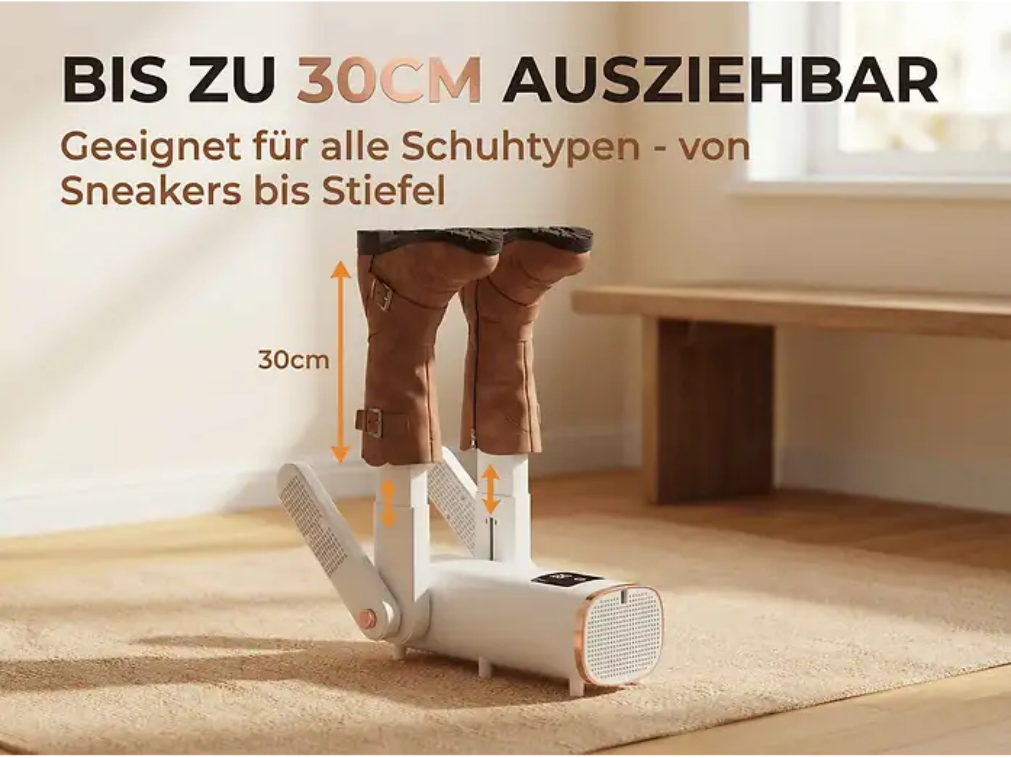 Ein weißer, ausziehbarer Schuhtrockner mit Stiefeln darauf, in einem Raum mit einem Holzstuhl im Hintergrund.
