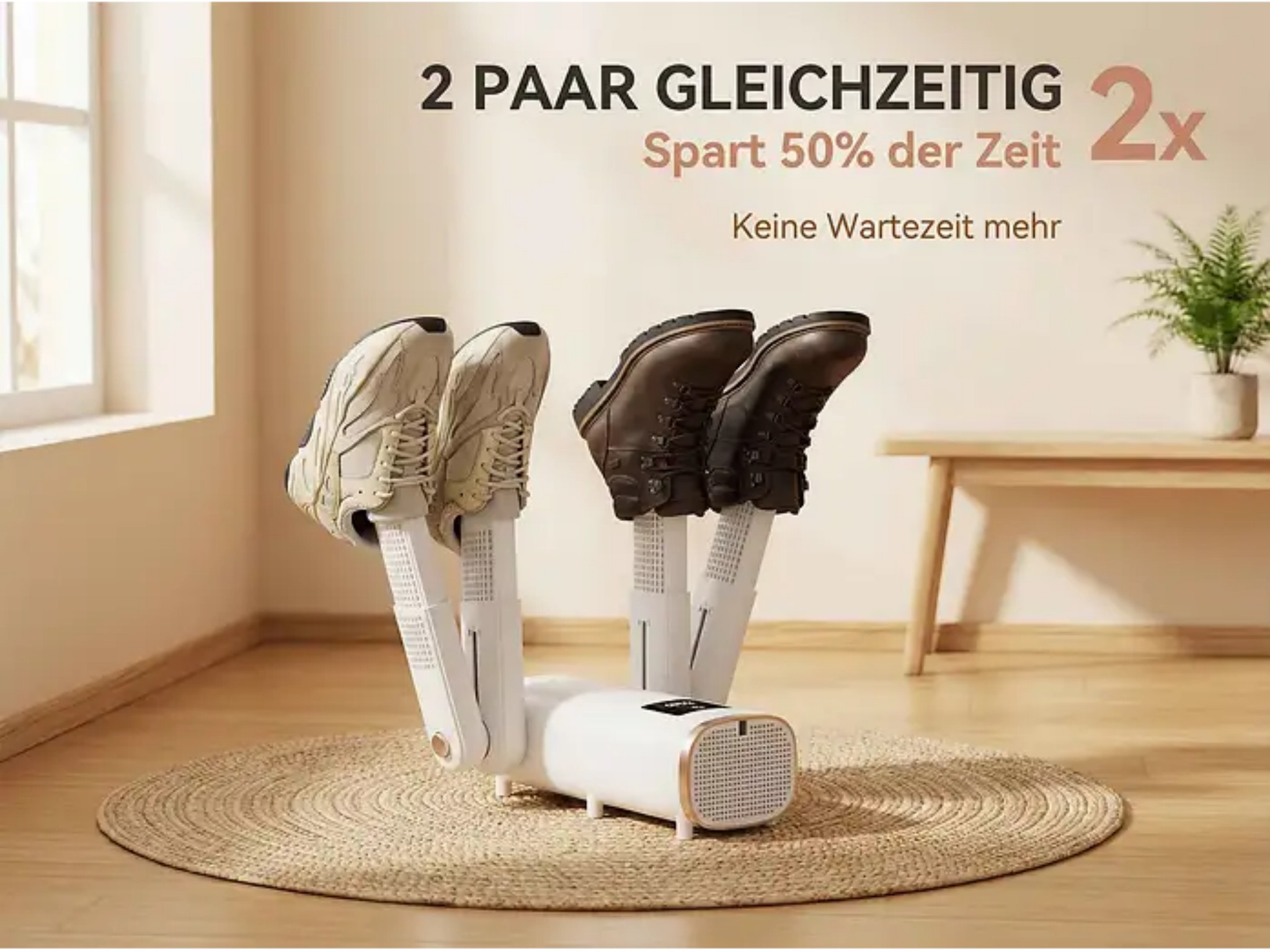 Ein weißes Schuhtrocknungsgerät trocknet zwei Paar Schuhe gleichzeitig auf einem runden Teppich.