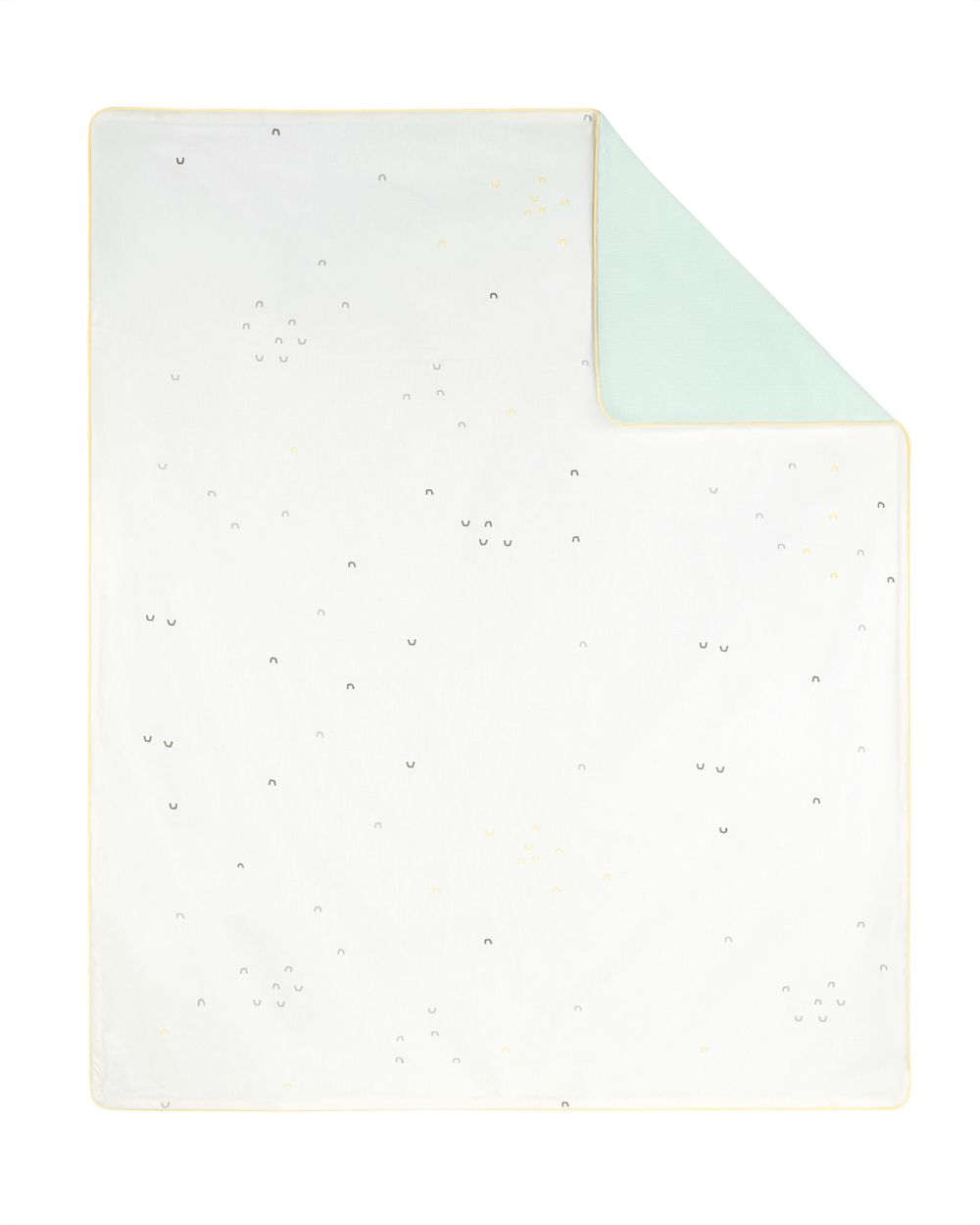 Eine weiße Decke mit kleinen schwarzen Bogenmustern und mintgrüner Innenseite, mit gelbem Rand.