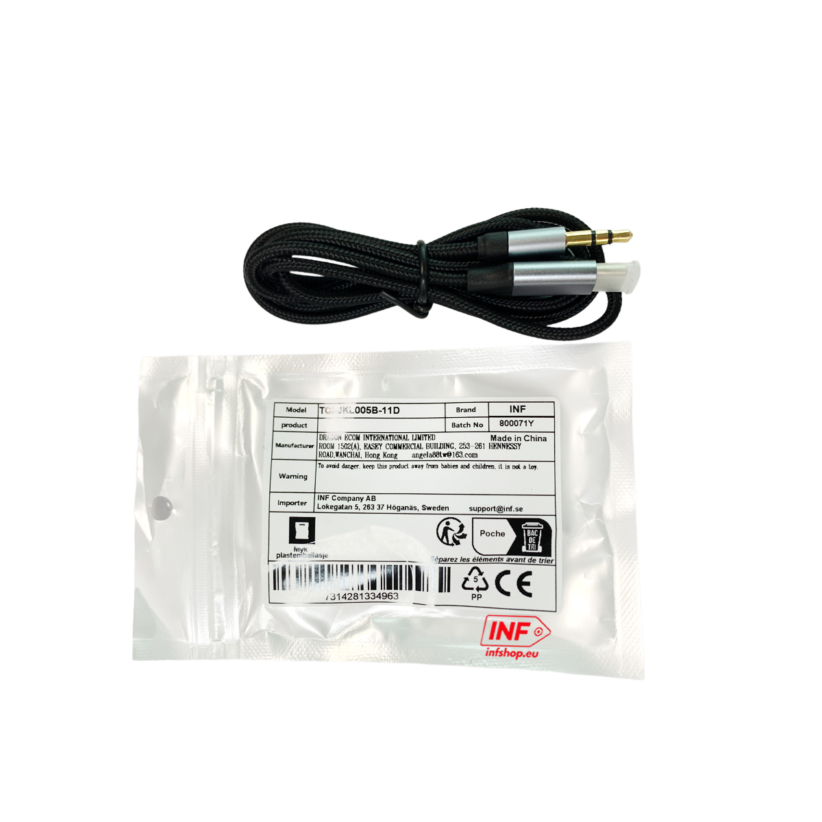 Ein schwarzes Audiokabel mit 3,5-mm-Klinke und USB-C, platziert auf einer Plastiktüte mit Produktetikett.