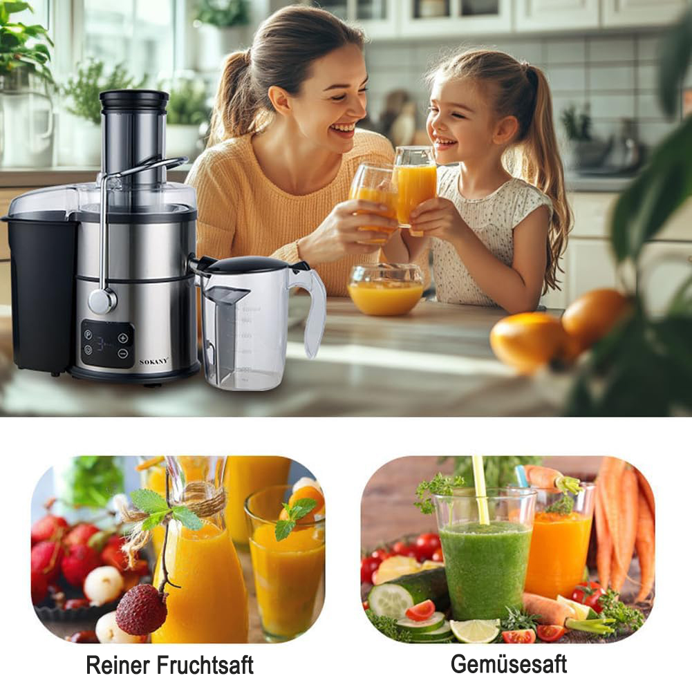 Eine Frau und ein Kind trinken frischen Saft in einer Küche neben einem Entsafter.