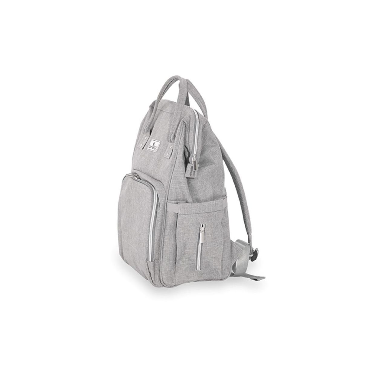 Ein grauer Rucksack mit mehreren Taschen und Reißverschlüssen auf weißem Hintergrund.