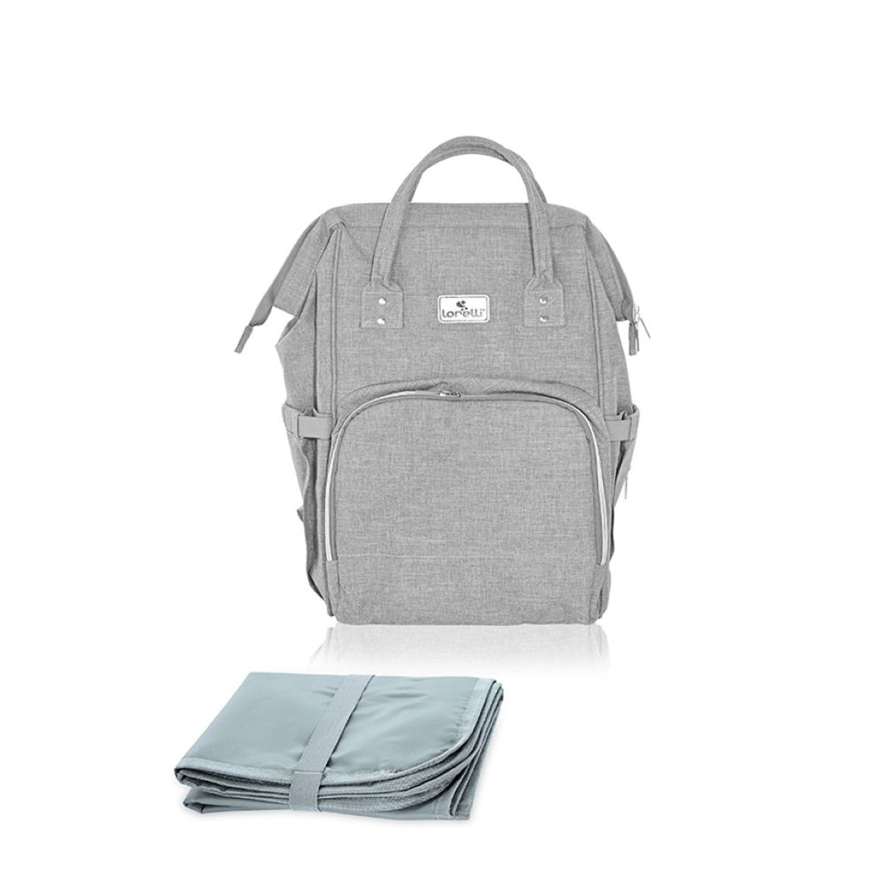 Grauer Wickelrucksack mit Reißverschlusstaschen und dazu passender Faltmatte vor weißem Hintergrund.
