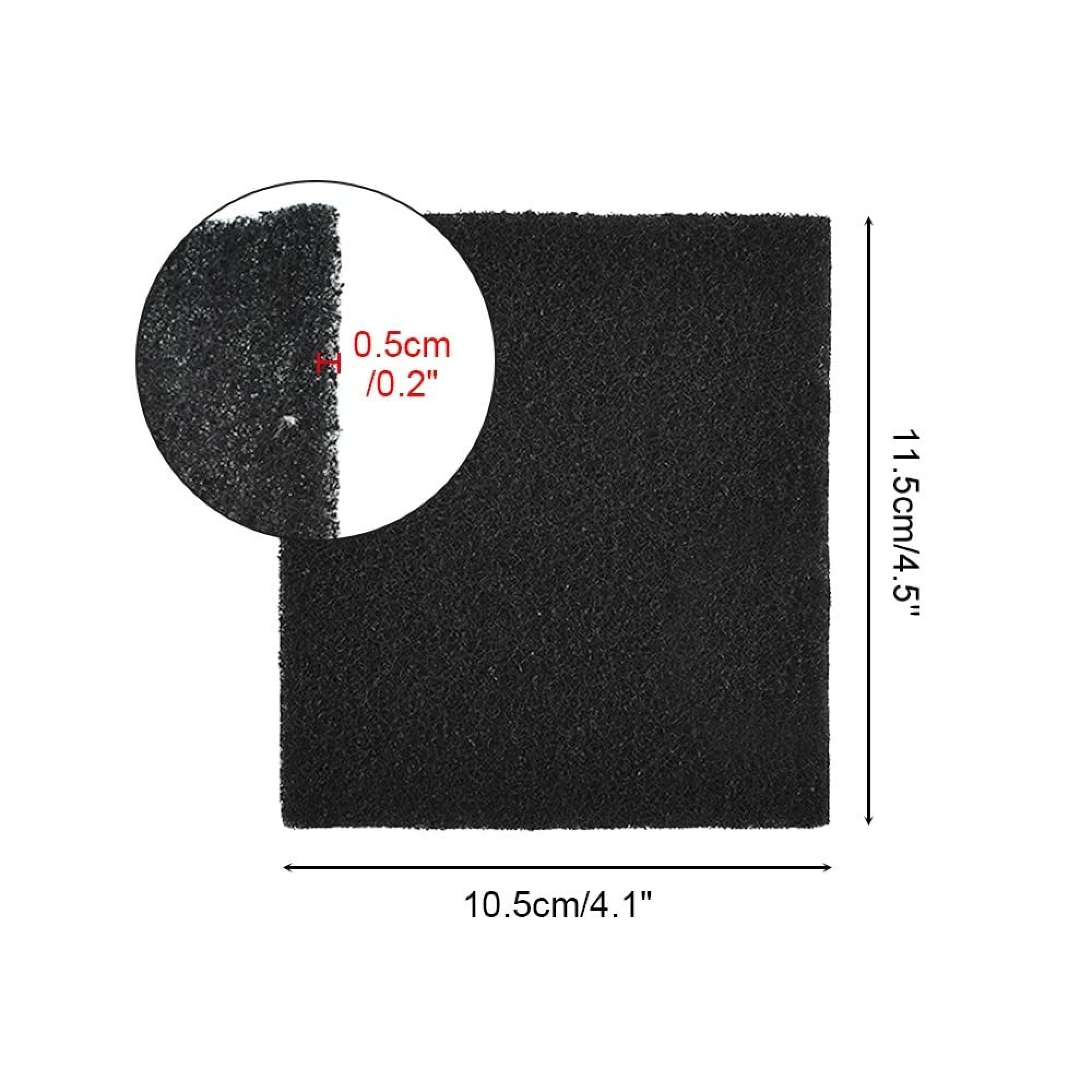 Ein quadratischer schwarzer Filter mit Abmessungen von 11,5x10,5 cm und einer Dicke von 0,5 cm.