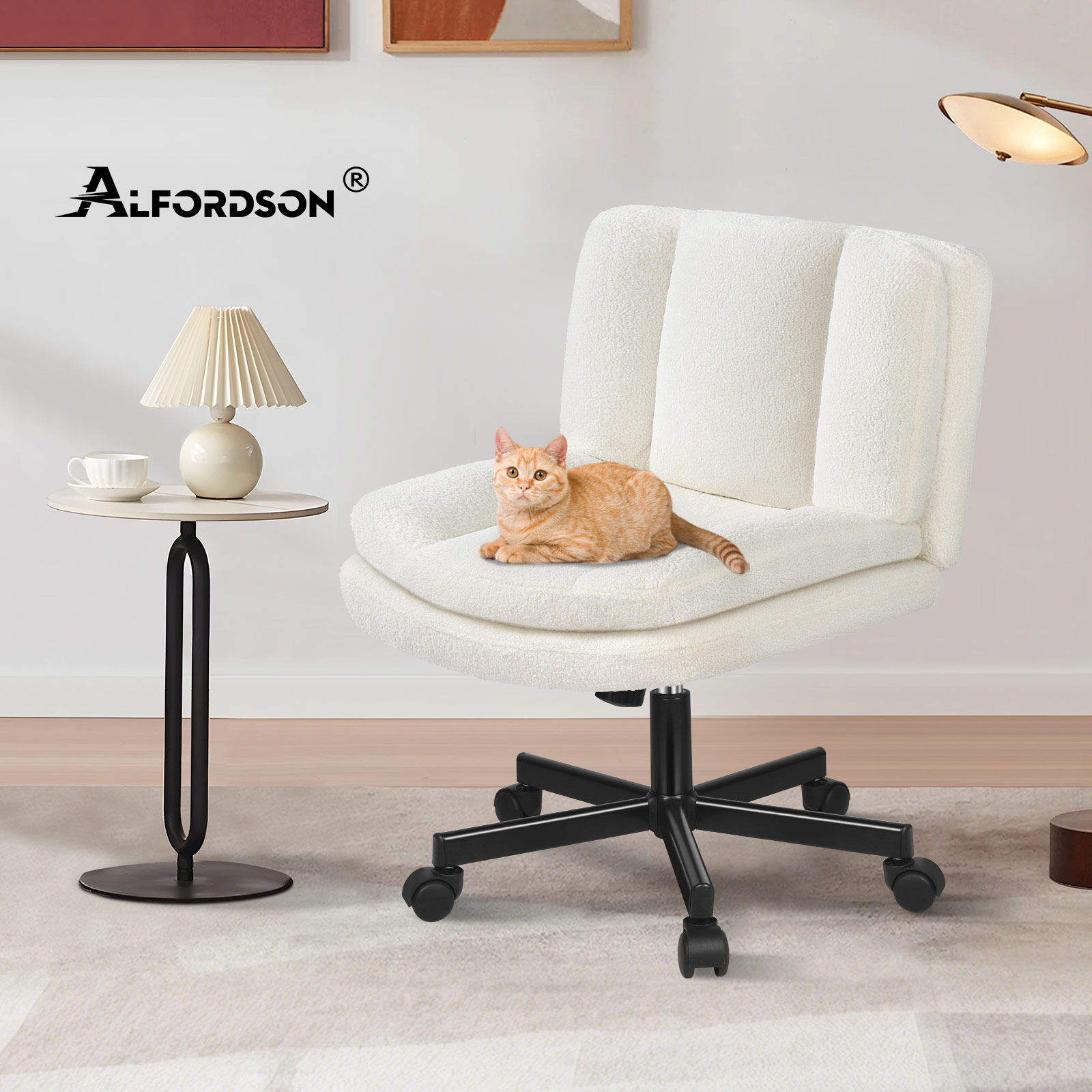 Eine orangefarbene Katze liegt auf einem weißen, flauschigen Bürostuhl neben einem kleinen Tisch mit Lampe.