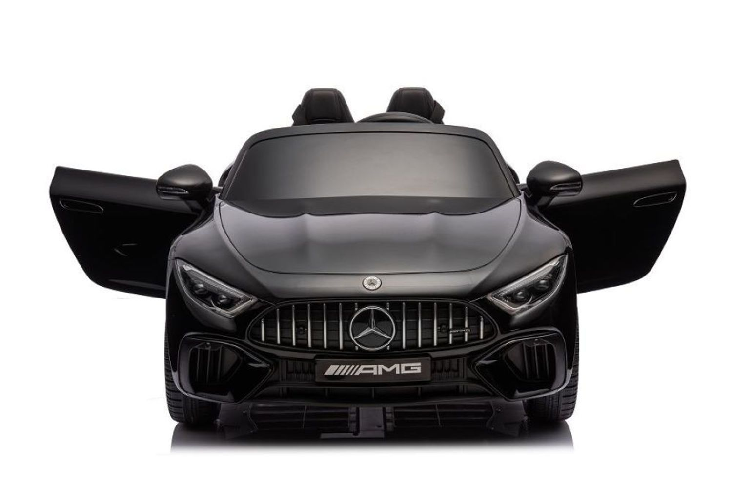 Ein schwarzes Mercedes-AMG Spielzeug-Cabriolet wird von vorne mit geöffneten Türen auf weißem Grund gezeigt.