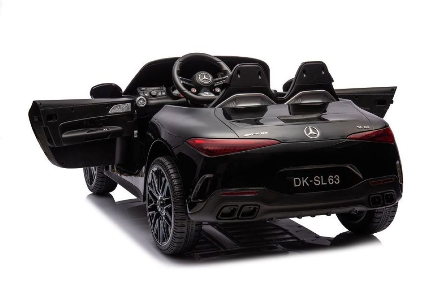 Ein schwarzes Mercedes-Benz Spielzeugauto mit geöffneten Türen auf weißem Hintergrund.