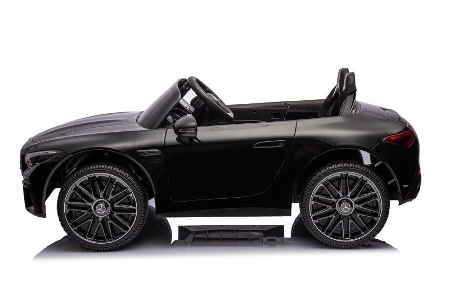 Ein schwarzes Kinder-Elektroauto in Mercedes-Optik, seitlich fotografiert auf weißem Hintergrund.