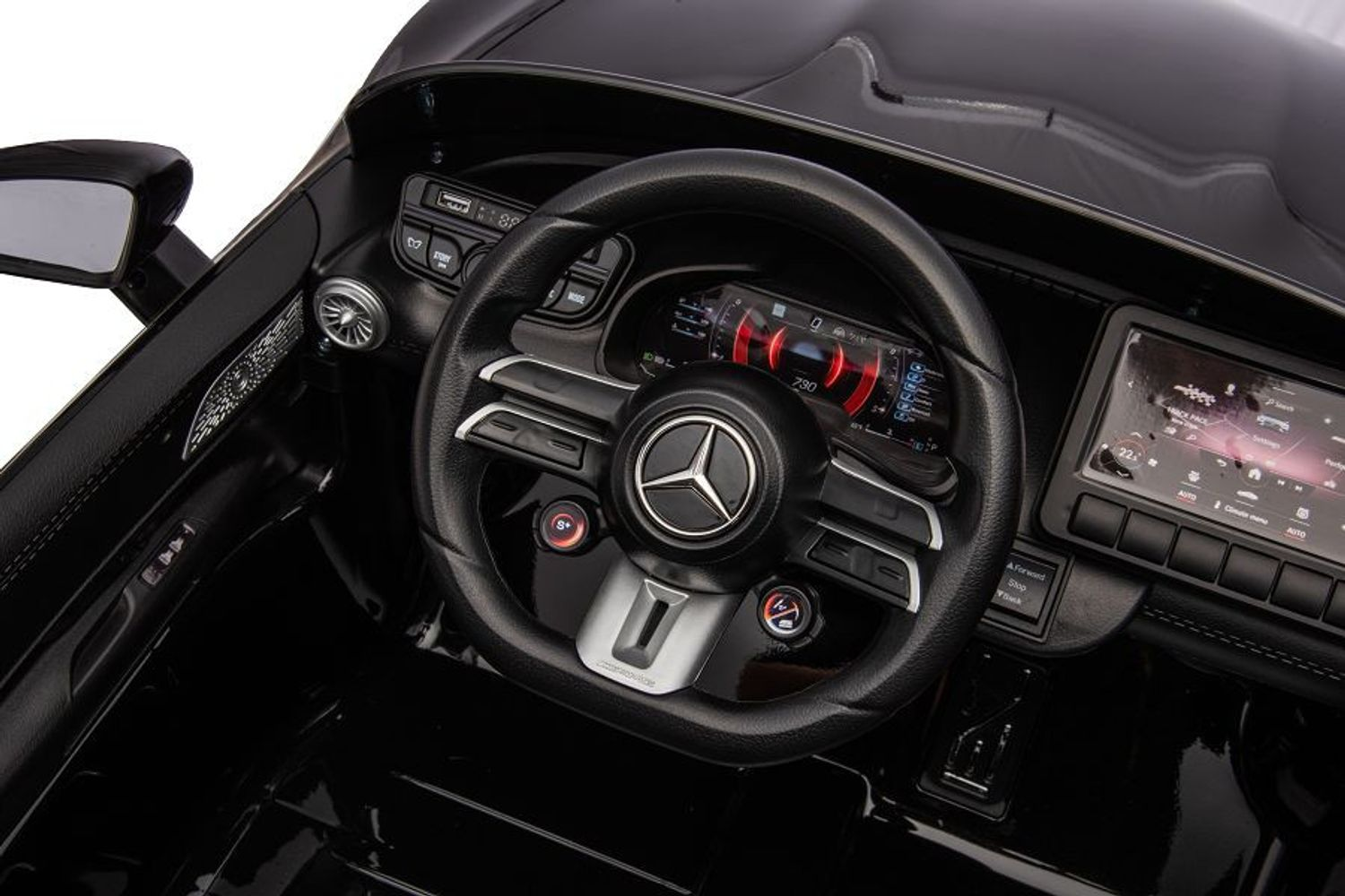 Innenraum eines schwarzen Mercedes-Spielzeugautos mit Lenkrad, Armaturenbrett und Display.