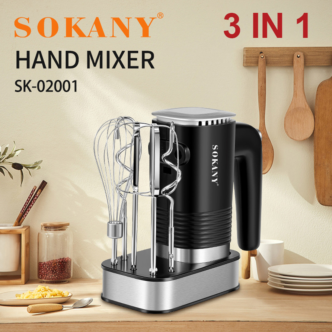 Ein schwarzer Sokany Handmixer steht auf einer Holzarbeitsplatte neben Küchenutensilien und Gewürzgläsern.