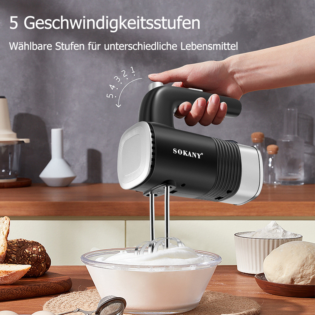 Handmixer Sokany mit 5 Geschwindigkeitsstufen mixt weißes Eiweiß in einer Glasschüssel auf einer Holztheke.
