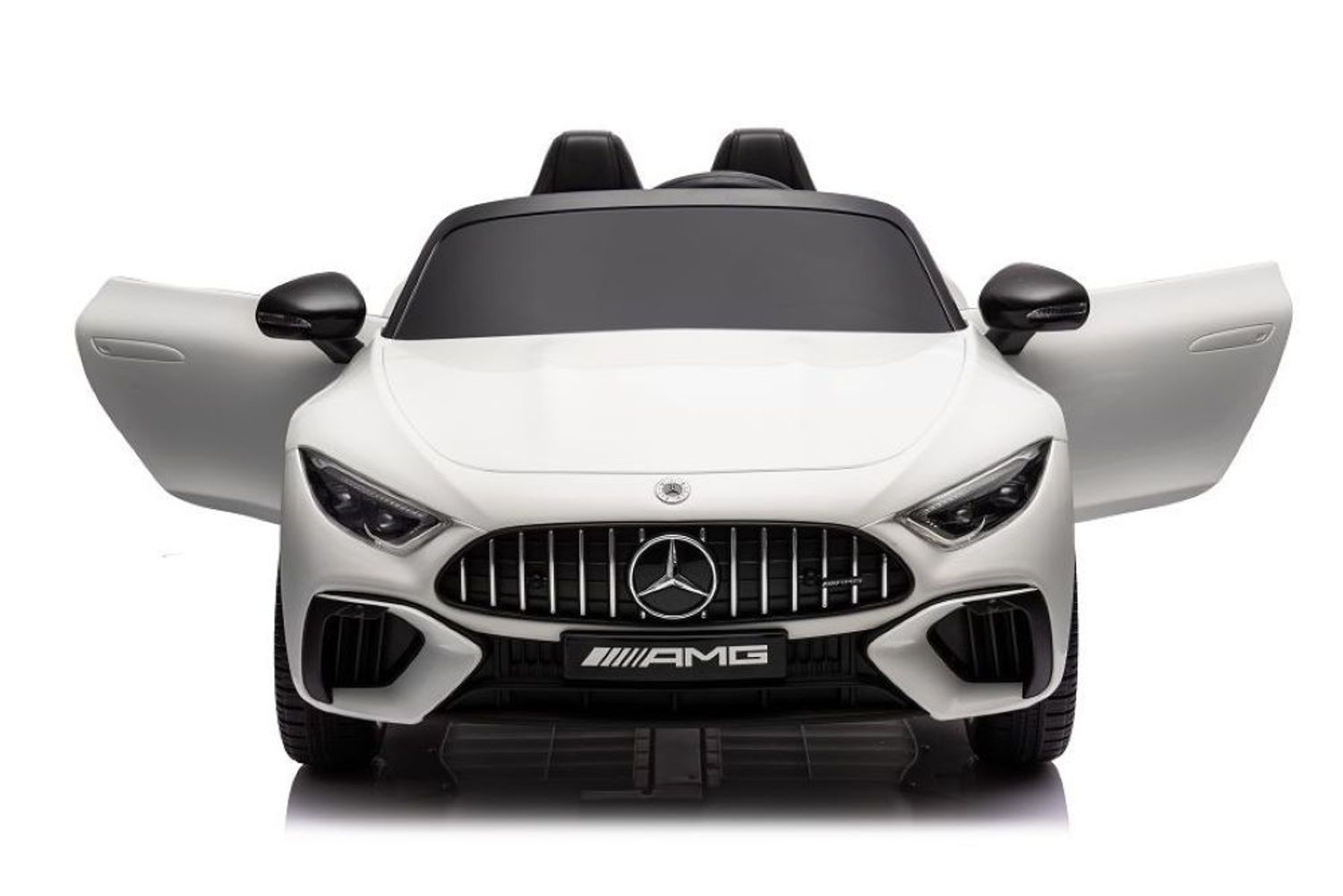 Ein weißes Mercedes AMG Spielzeugauto von vorne gesehen mit geöffneten Türen auf weißem Hintergrund.