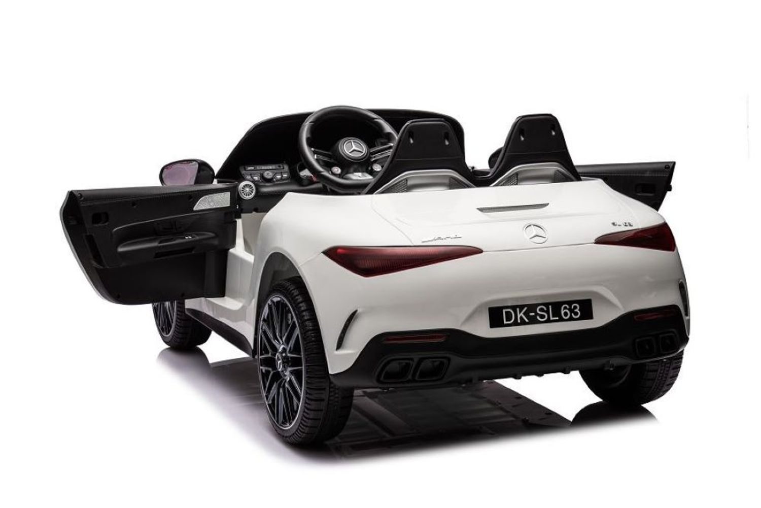 Ein weißes Mercedes-Kinderauto von hinten mit offenen Türen und der Aufschrift DK-SL 63.