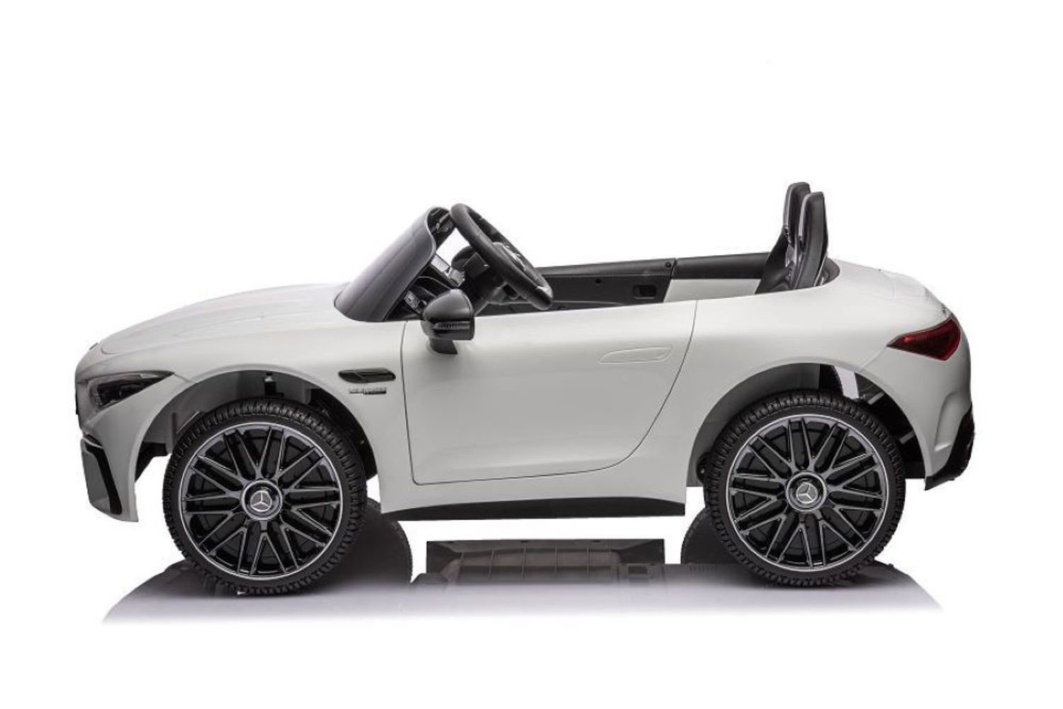 Ein weißes Elektro-Kinderauto im Mercedes-Design auf weißem Hintergrund.