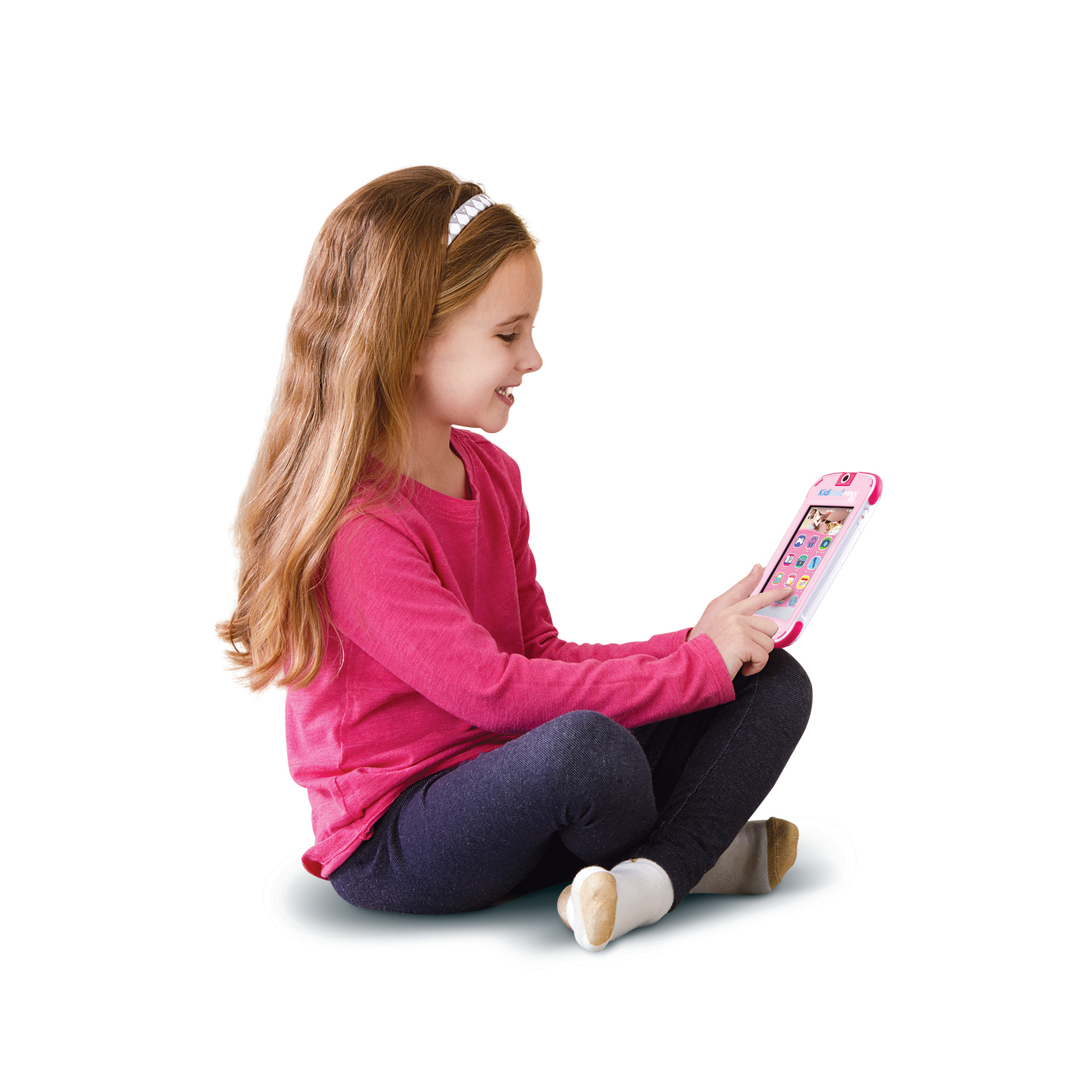 Ein kleines Mädchen mit langen braunen Haaren sitzt und bedient ein pinkes Tablet.