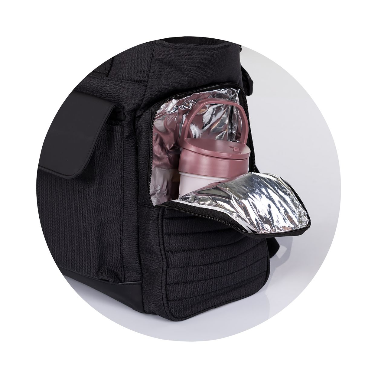 Eine schwarze Tasche mit einer offenen, isolierten Vordertasche, in der eine rosa Flasche steht.