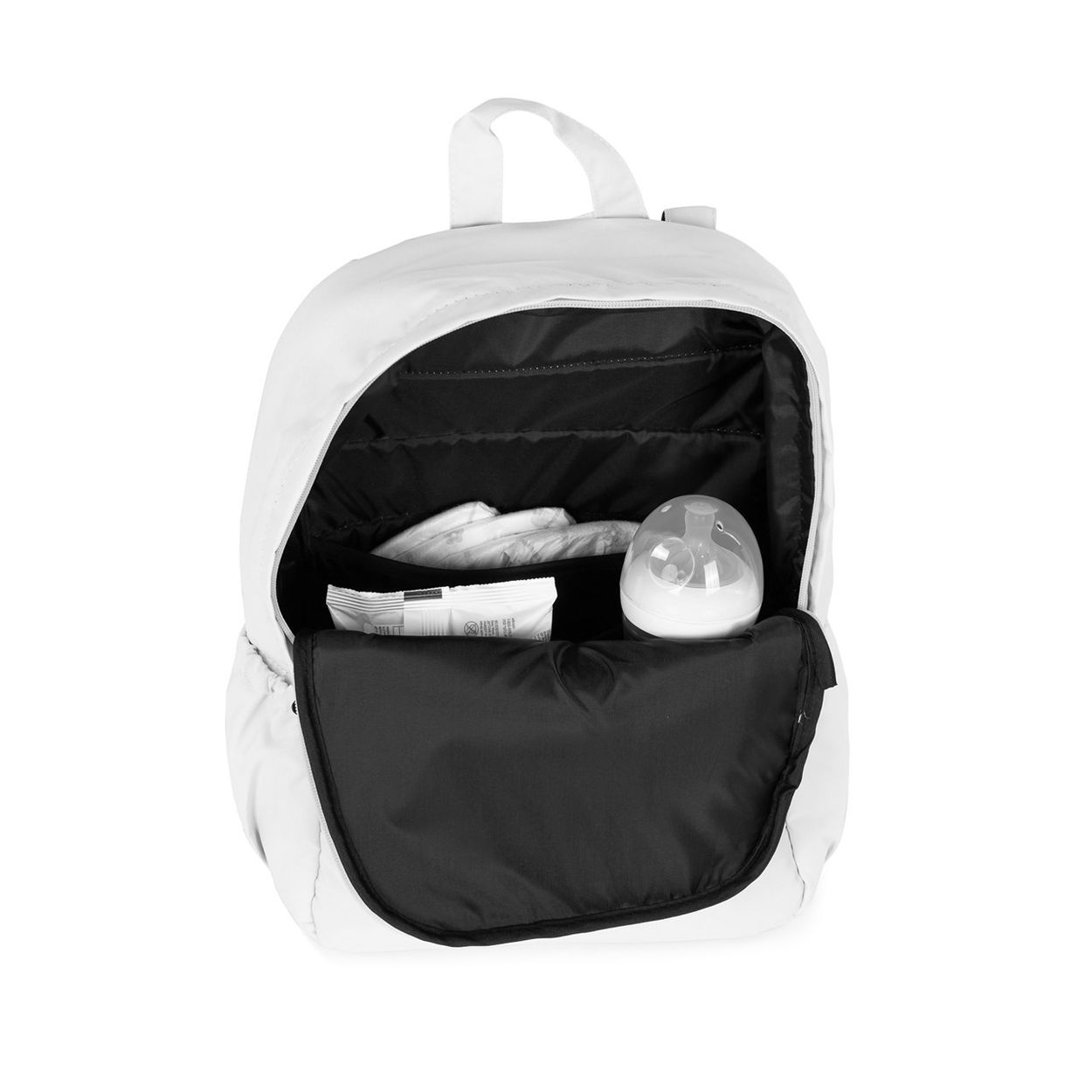 Ein offener weißer Rucksack mit schwarzem Innenfutter, einer Babyflasche, Windeln und Feuchttüchern.