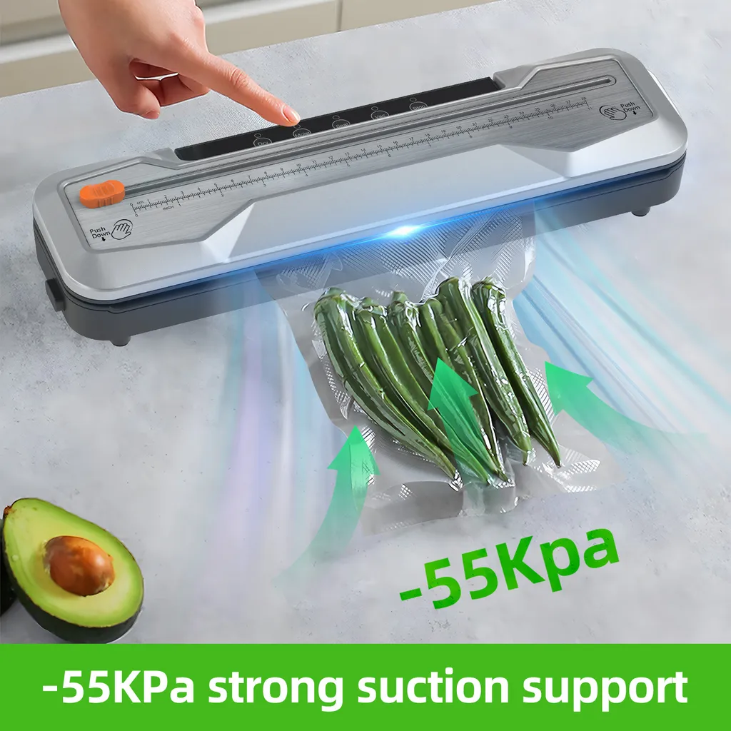 Ein Finger drückt auf ein Vakuumiergerät, das einen Beutel Okra versiegelt.