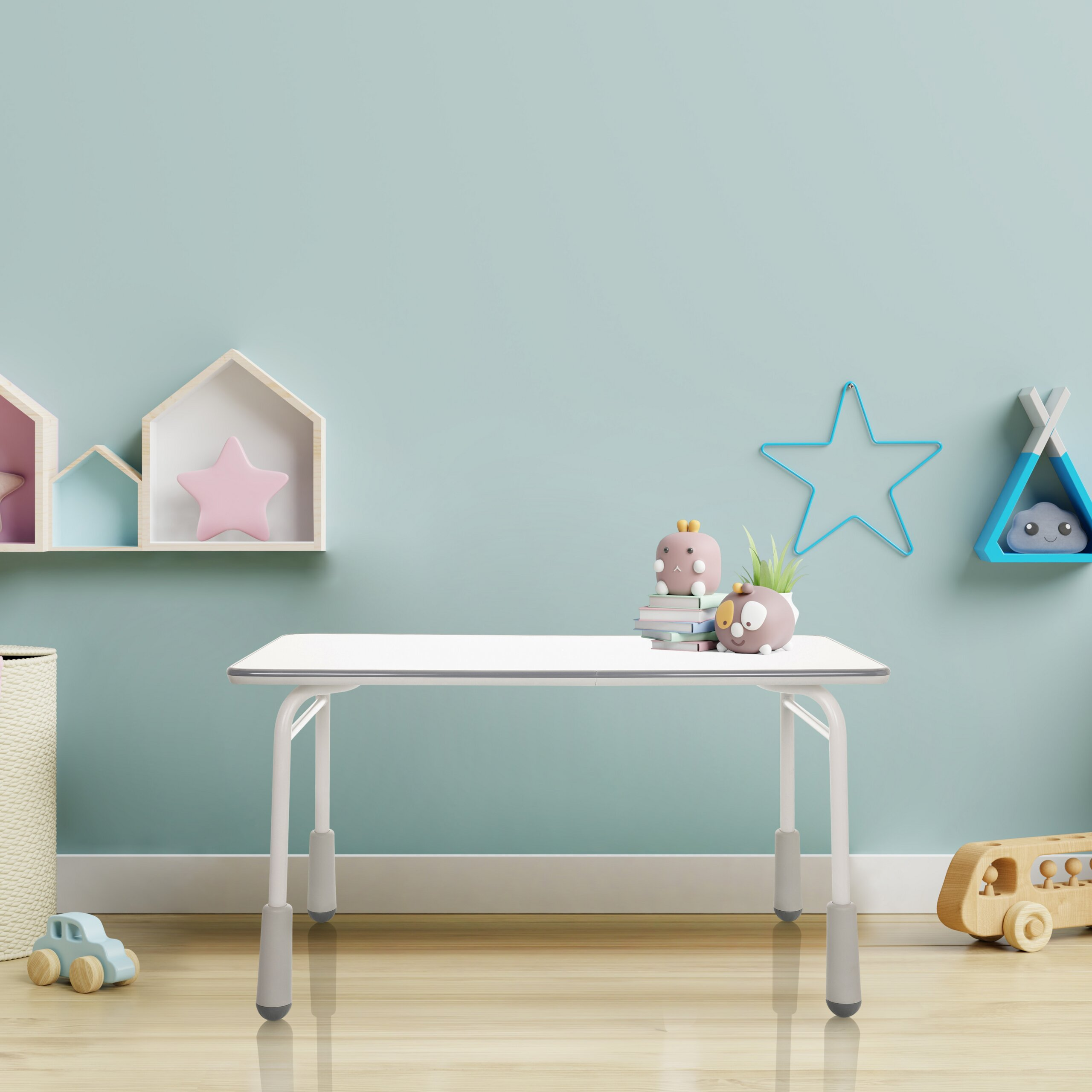 Ein weißer Kindertisch steht vor einer blauen Wand, dekoriert mit Spielzeug und Regalen.